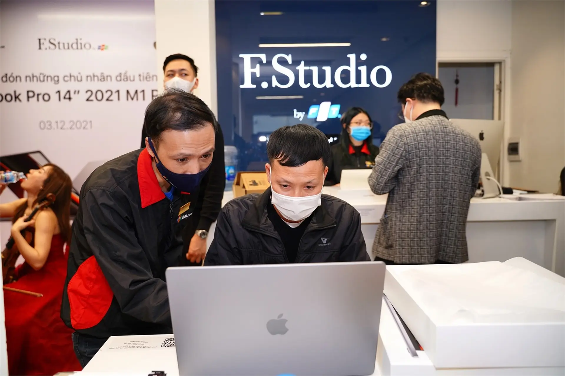 FPT Shop & F.Studio by FPT thần tốc mở bán MacBook Pro 2021 chỉ sau 2 tiếng nhận hàng từ Apple