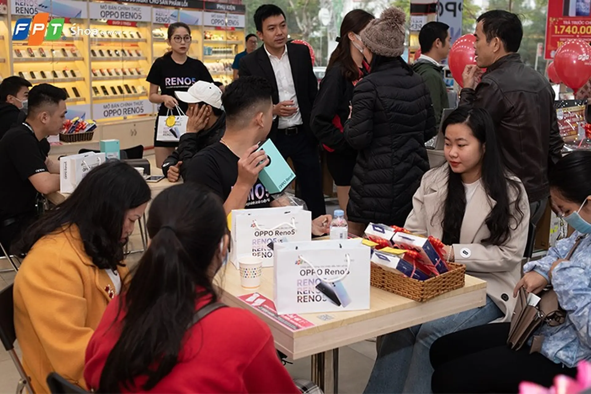 OPPO Reno5 lên kệ FPT Shop với số đơn đặt trước kỷ lục