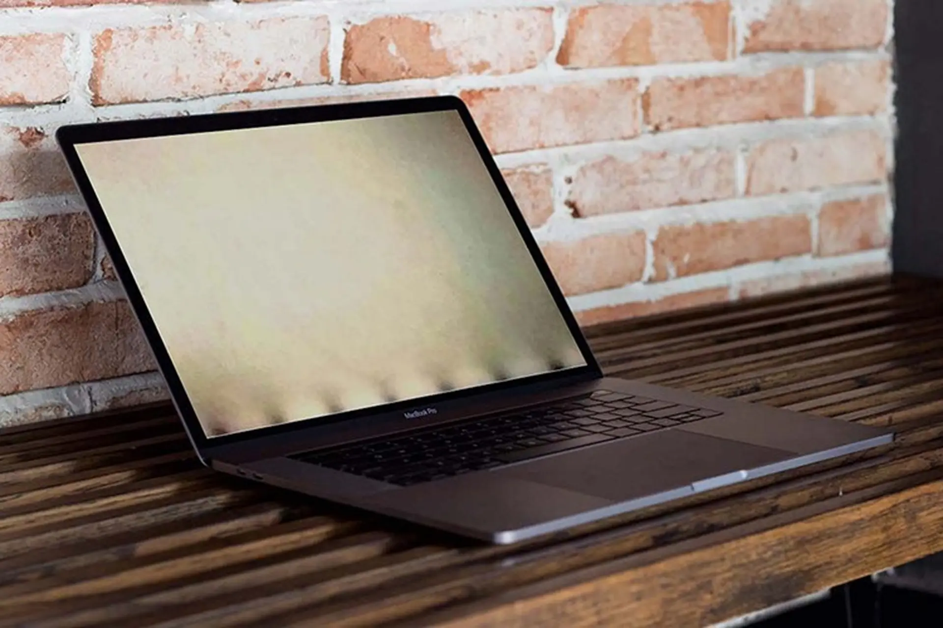 MacBook Pro 13 inch 2016 vừa được tăng thêm một năm sửa chữa miễn phí màn hình