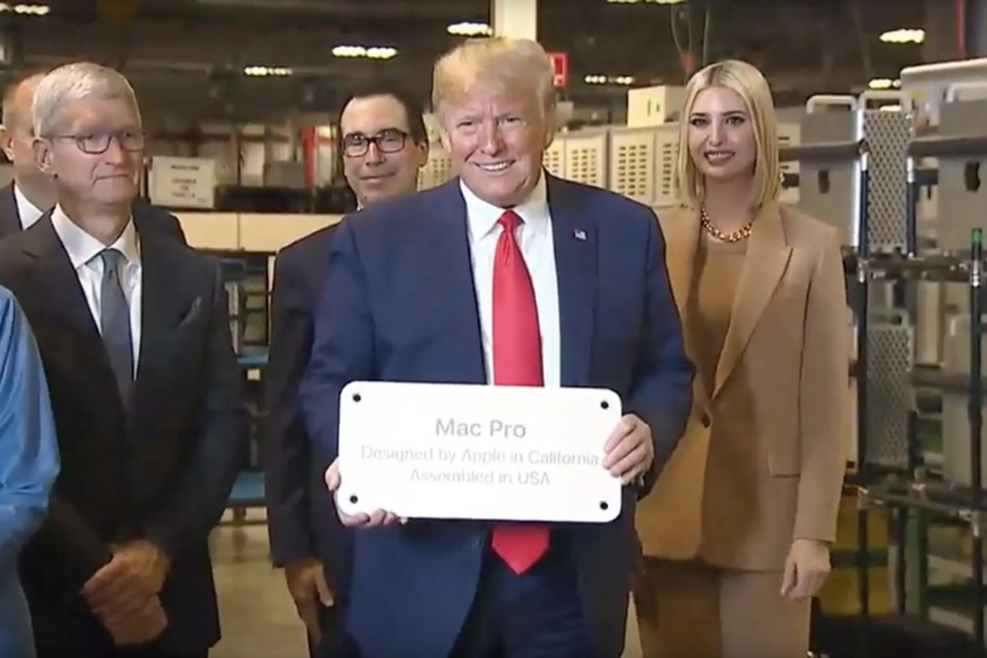 Tim Cook tặng chiếc Mac Pro 2019 “đầu tiên” cho cựu Tổng thống Mỹ Donald Trump