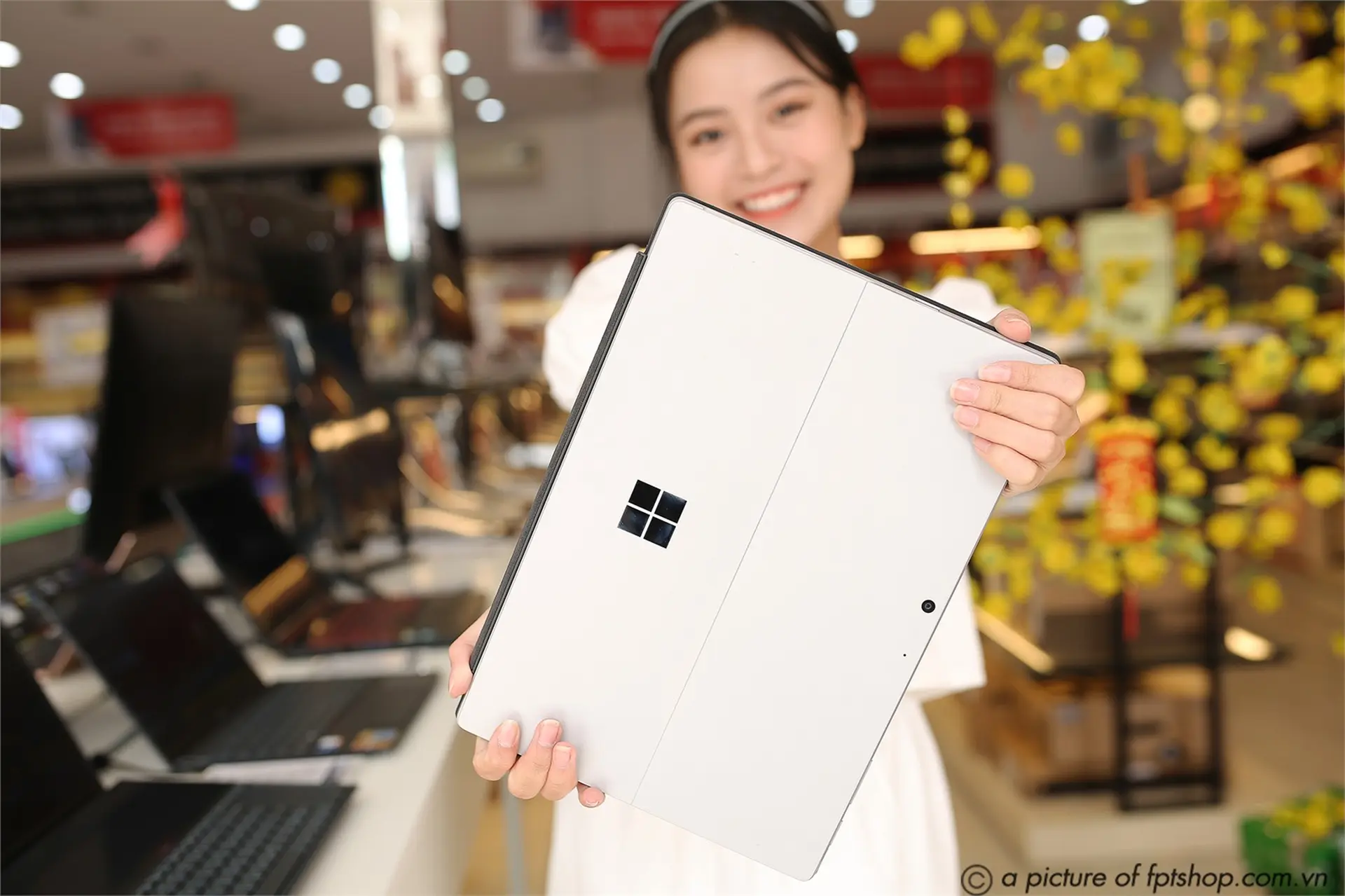 FPT Shop độc quyền bảo hành 1 đổi 1 máy mới trong 1 năm cho sản phẩm Microsoft Surface