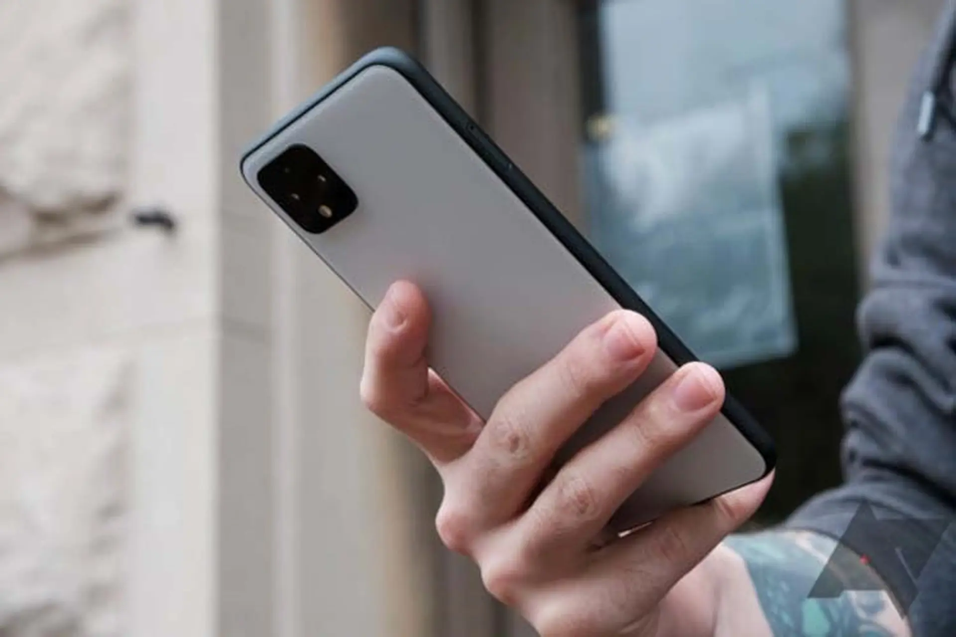 Google sẽ mang tính năng gõ hai lần mặt lưng lên Android 12