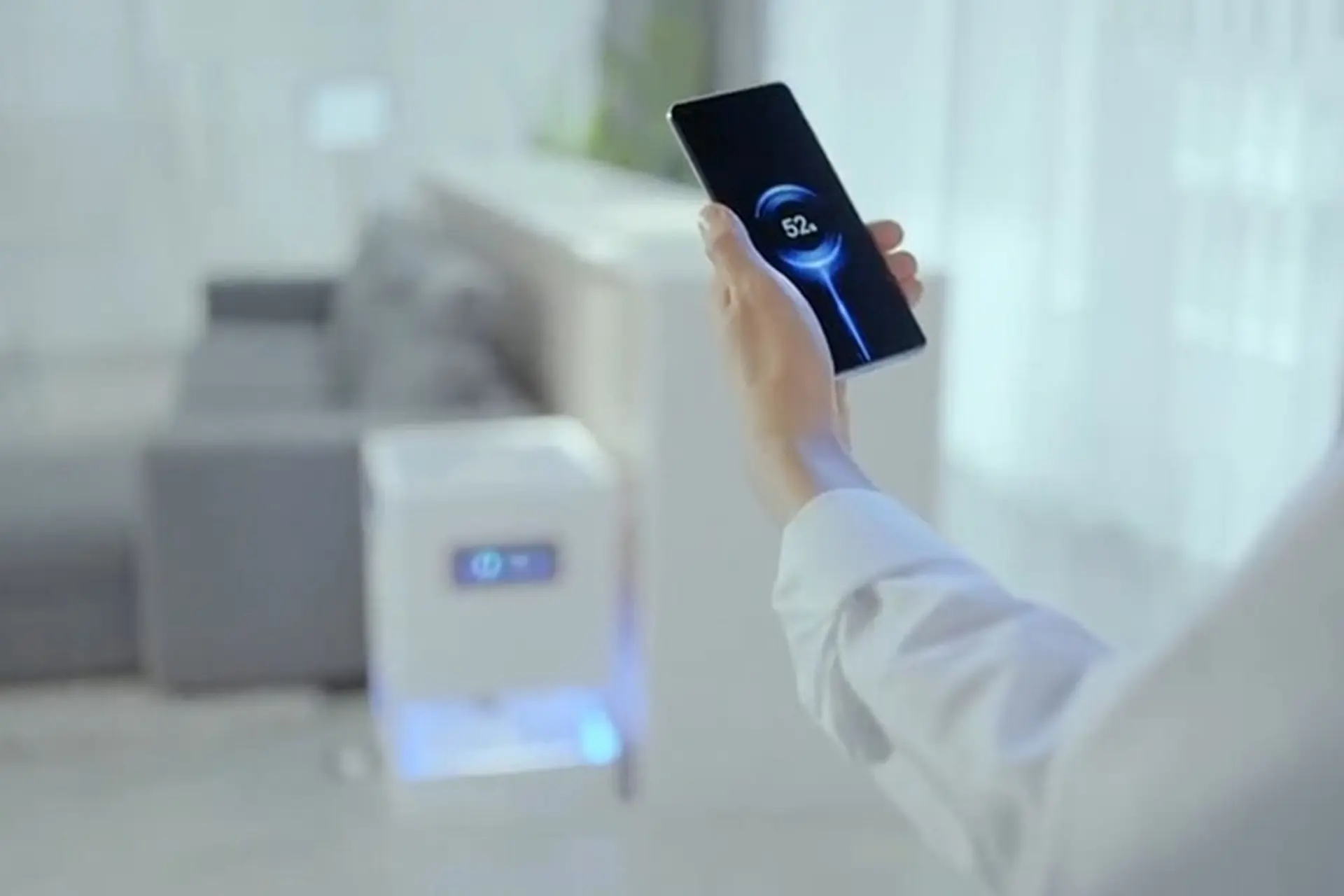 Motorola cũng trình diễn tính năng sạc không dây từ xa