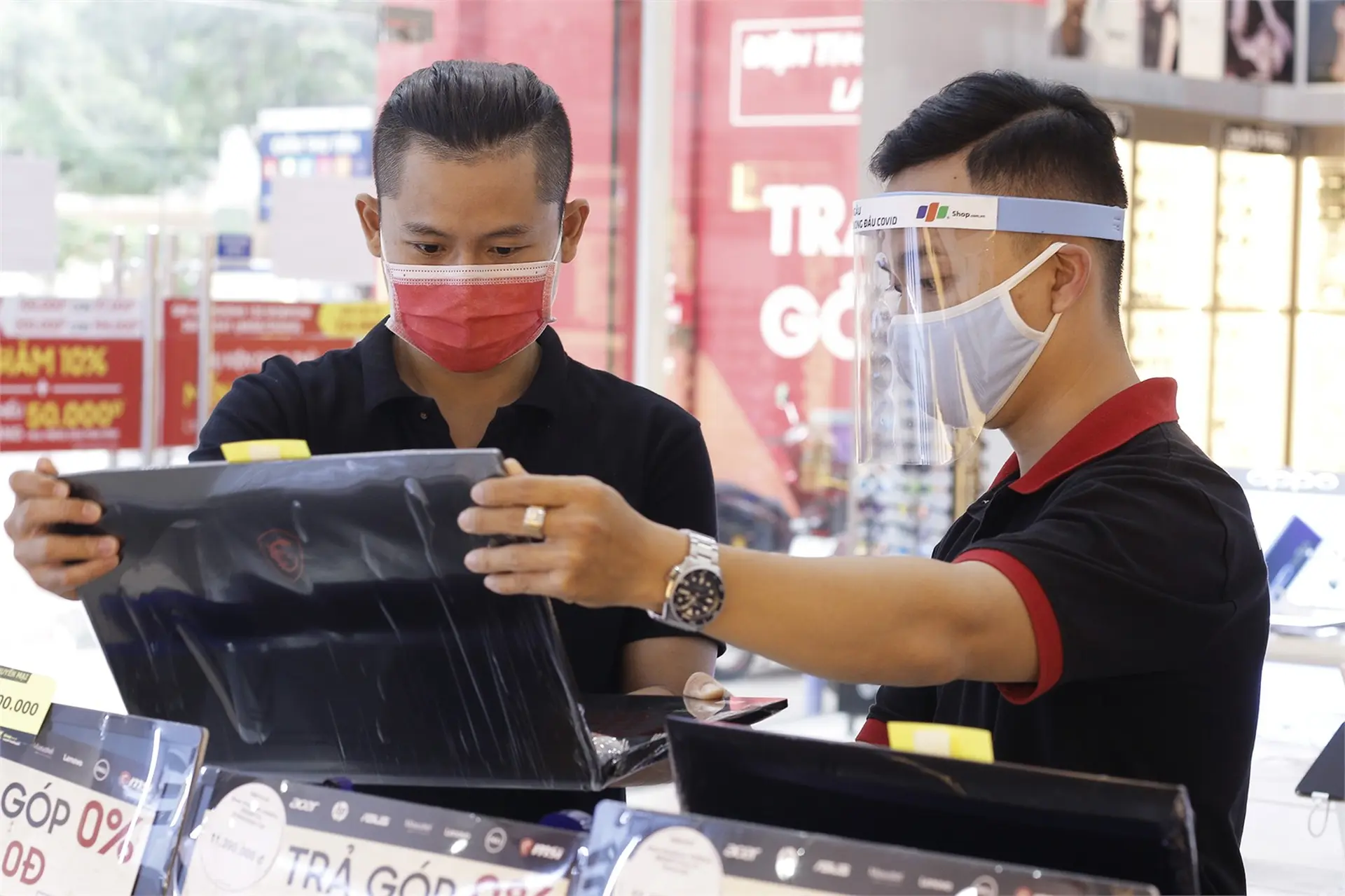Sau Tết, doanh số laptop tại FPT Shop tăng trưởng 500%