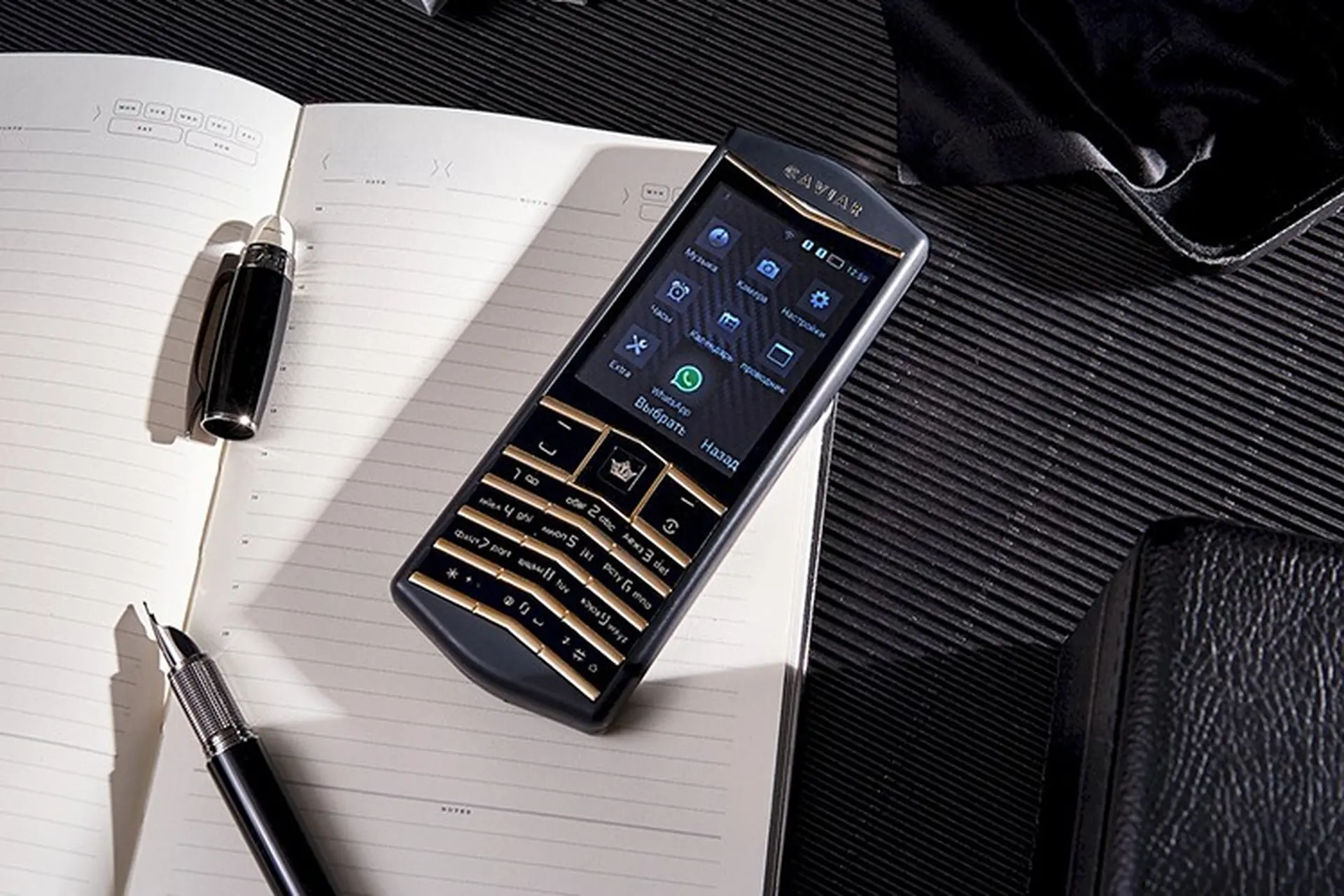 Caviar bất ngờ “hồi sinh” điện thoại Vertu với concept Origin