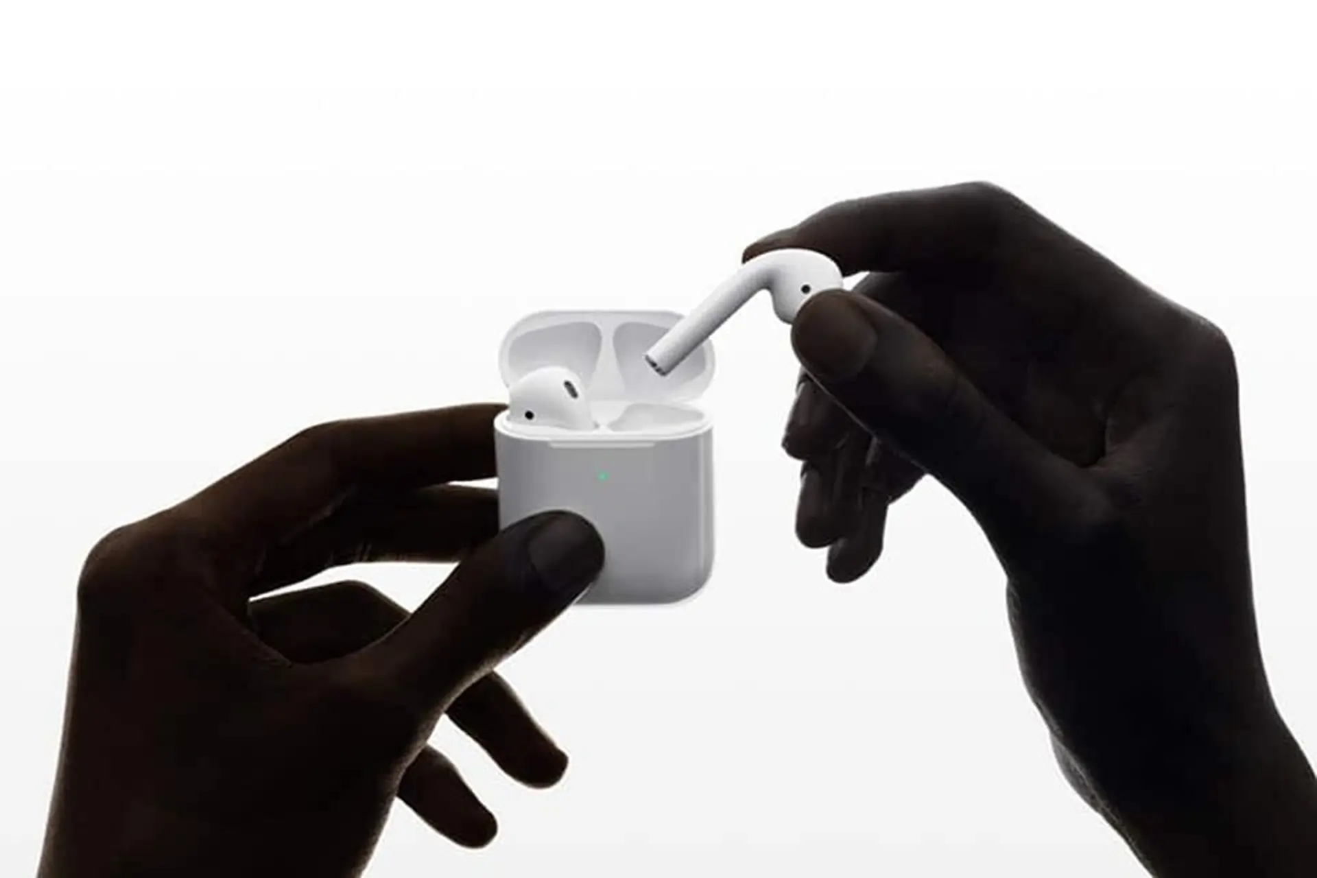Nghe nhạc trong lúc ngủ, người đàn ông vô tình nuốt AirPods