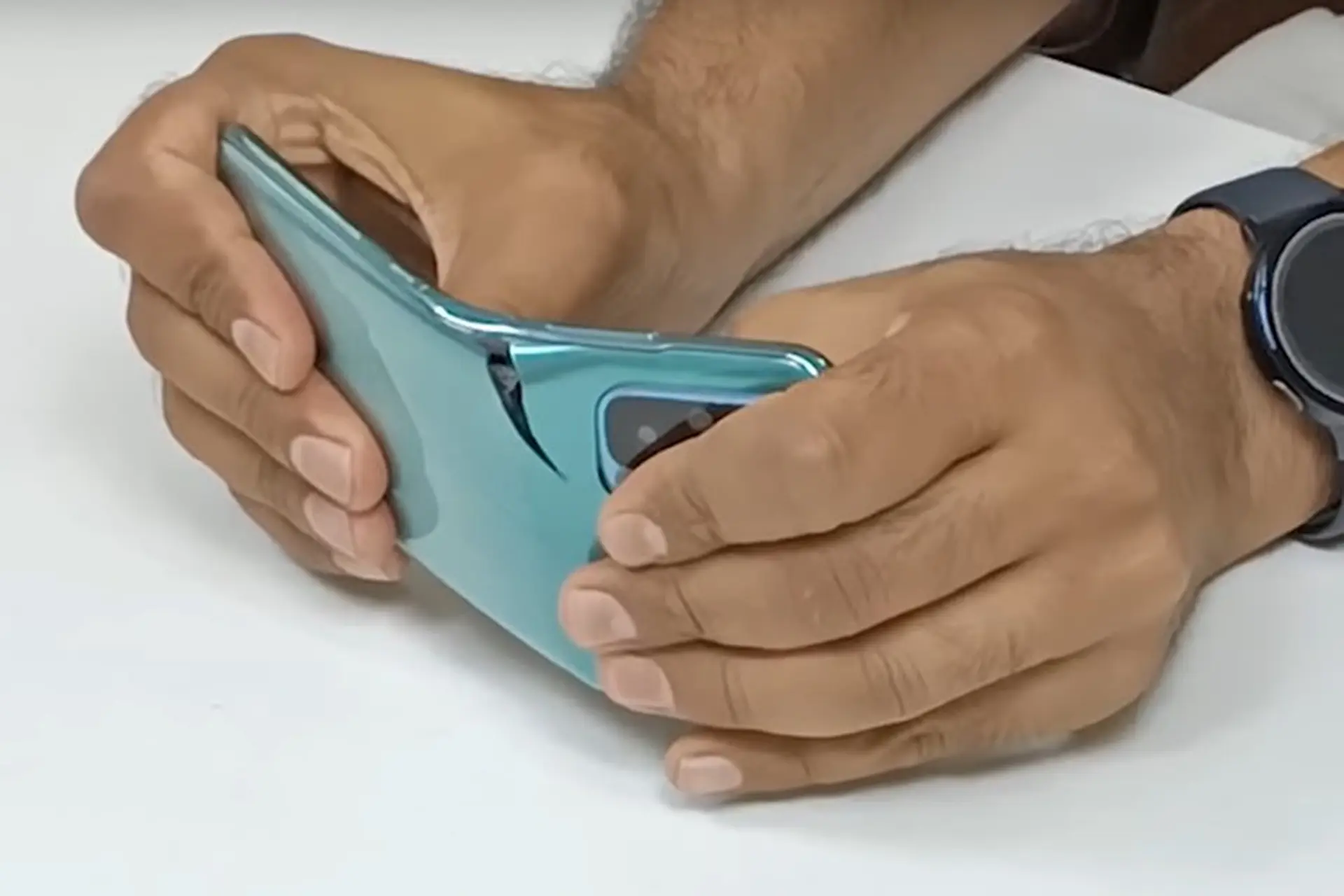 Màn hình và thân máy Xiaomi Redmi Note 10 bị vỡ sau bài kiểm tra độ bền