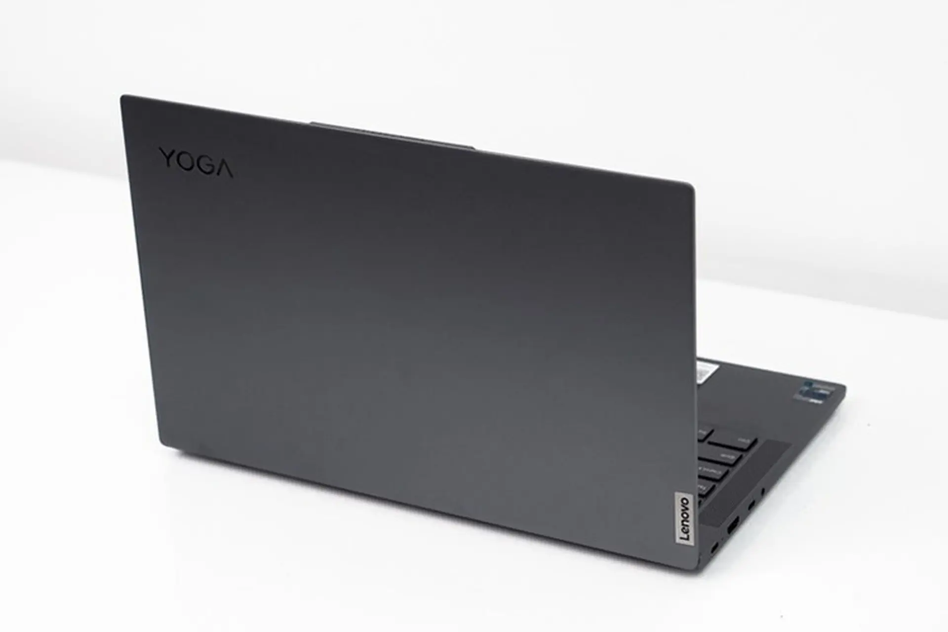 Trên tay Lenovo Yoga Slim 7: Laptop cấu hình mạnh siêu mỏng nhẹ cho doanh nghiệp