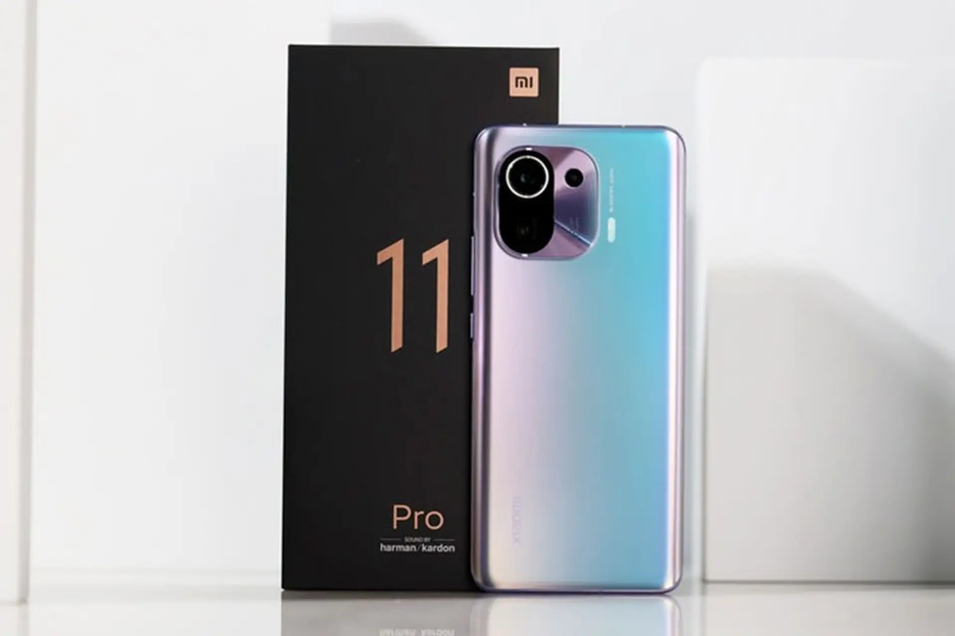 Trên tay Xiaomi Mi 11 Pro: Snapdragon 888, IP68, màn 2K 120Hz, camera khủng, pin 5000 mAh