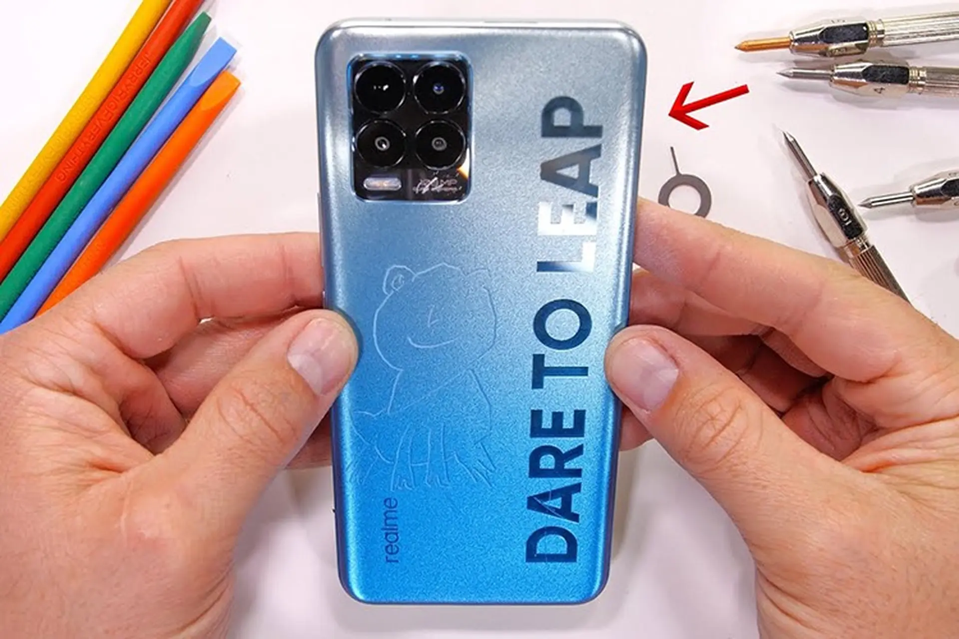 Bất ngờ với sự cứng đầu của Realme 8 Pro trong bài kiểm tra độ bền