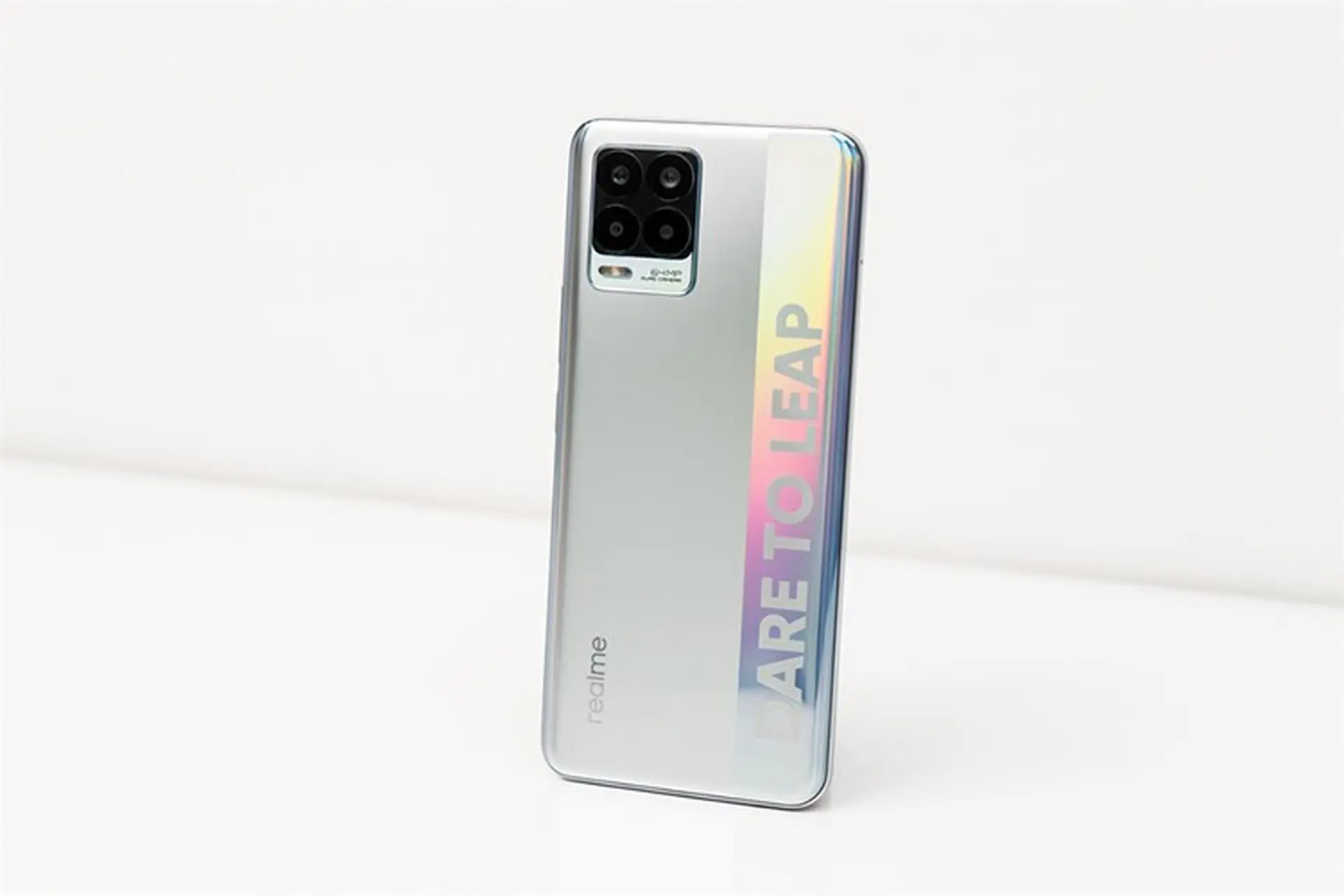 Trên tay Realme 8 tại Việt Nam: Thiết kế độc đáo, màn AMOLED, pin 5000 mAh