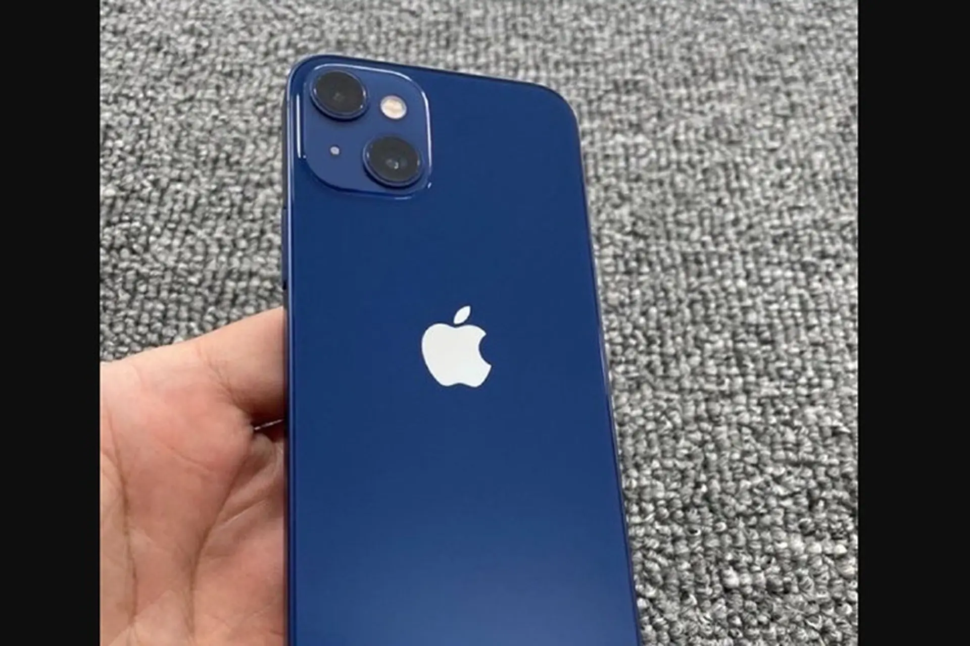Ảnh thực tế iPhone 13 mini bất ngờ được chia sẻ trên mạng