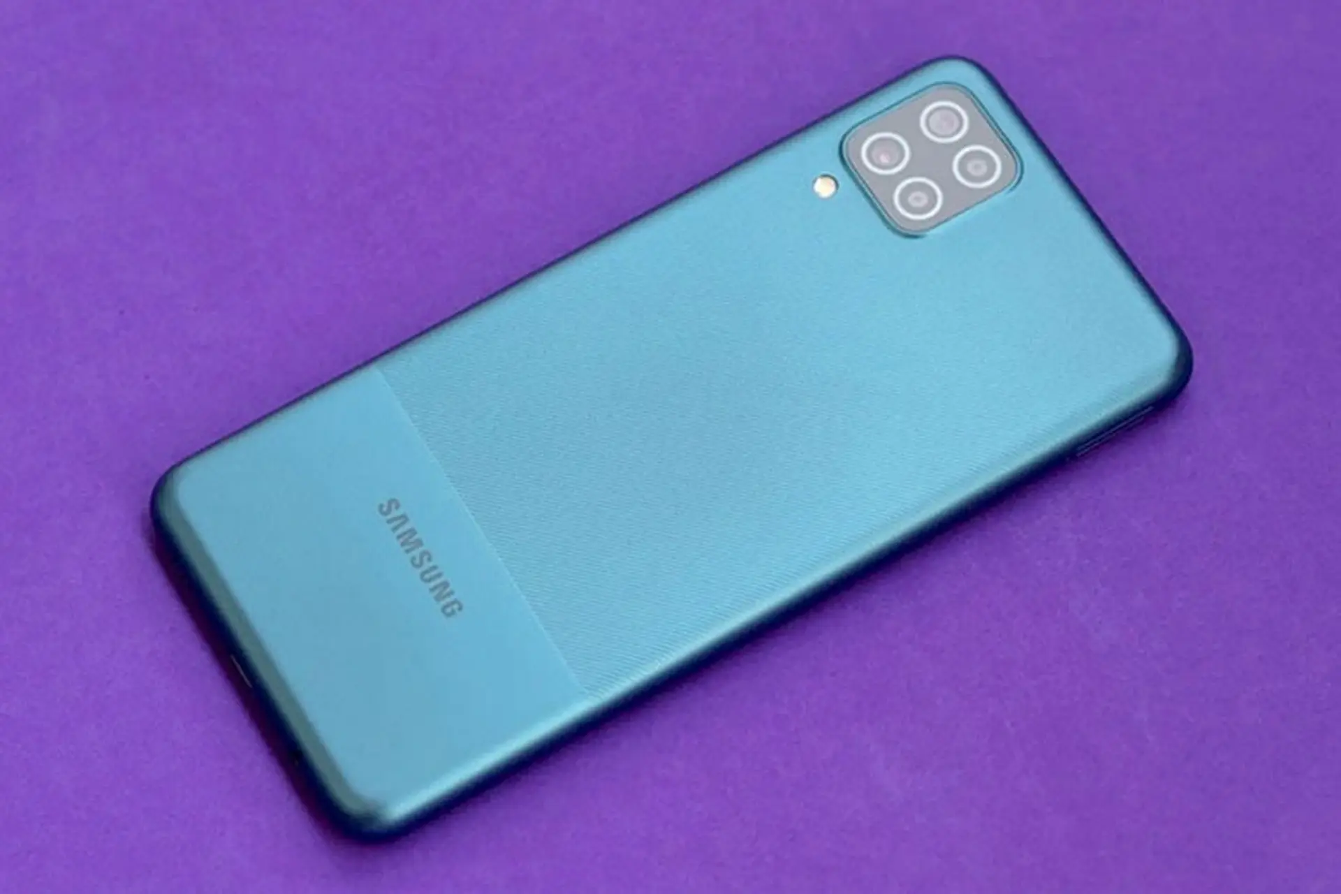 Trên tay Samsung Galaxy M12: Exynos 850, 4 camera, pin 6000mAh, giá siêu rẻ