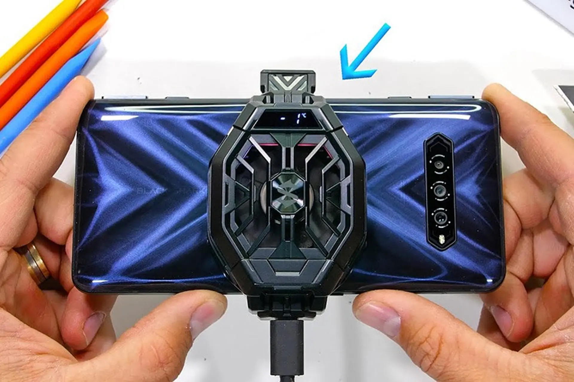 Liệu Xiaomi Black Shark 4 có “sống sót” sau màn tra tấn bằng doc rọc giấy, hơ lửa và bẻ cong?