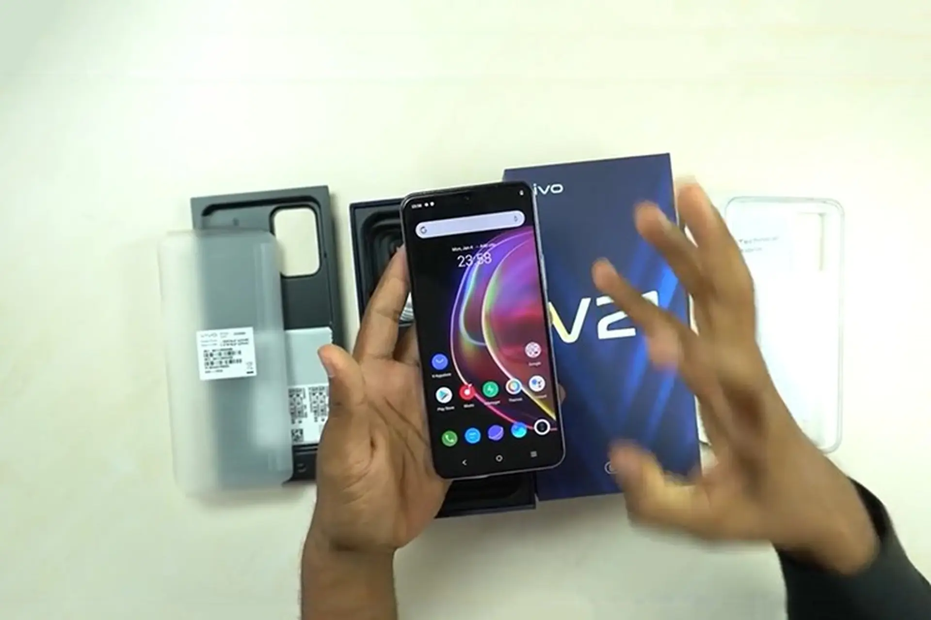 Thiết kế và giá bán của Vivo V21 5G vừa được tiết lộ trong video mở hộp