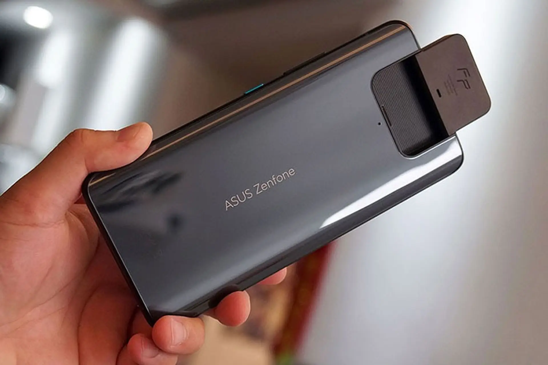 Trên tay Asus Zenfone 8 Flip: Ông vua selfie của năm 2021