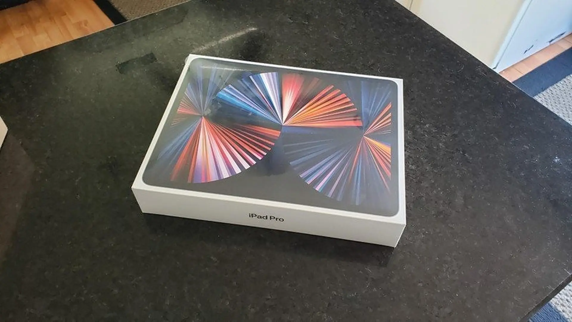 Một số khách hàng may mắn đã nhận được iPad Pro M1 mới