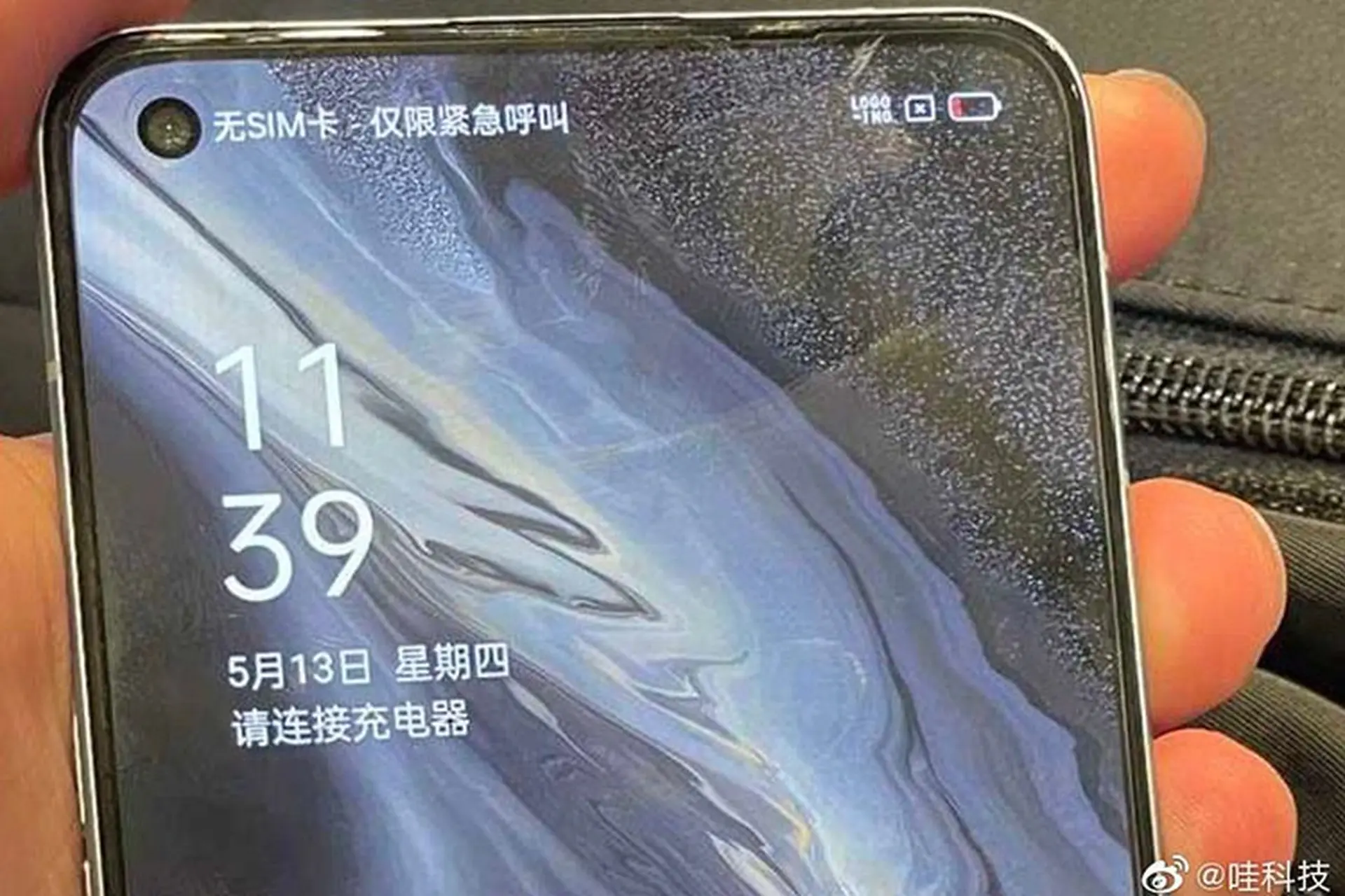 OPPO Reno6 lộ ảnh thực tế với màn hình đục lỗ, khung viền vát phẳng