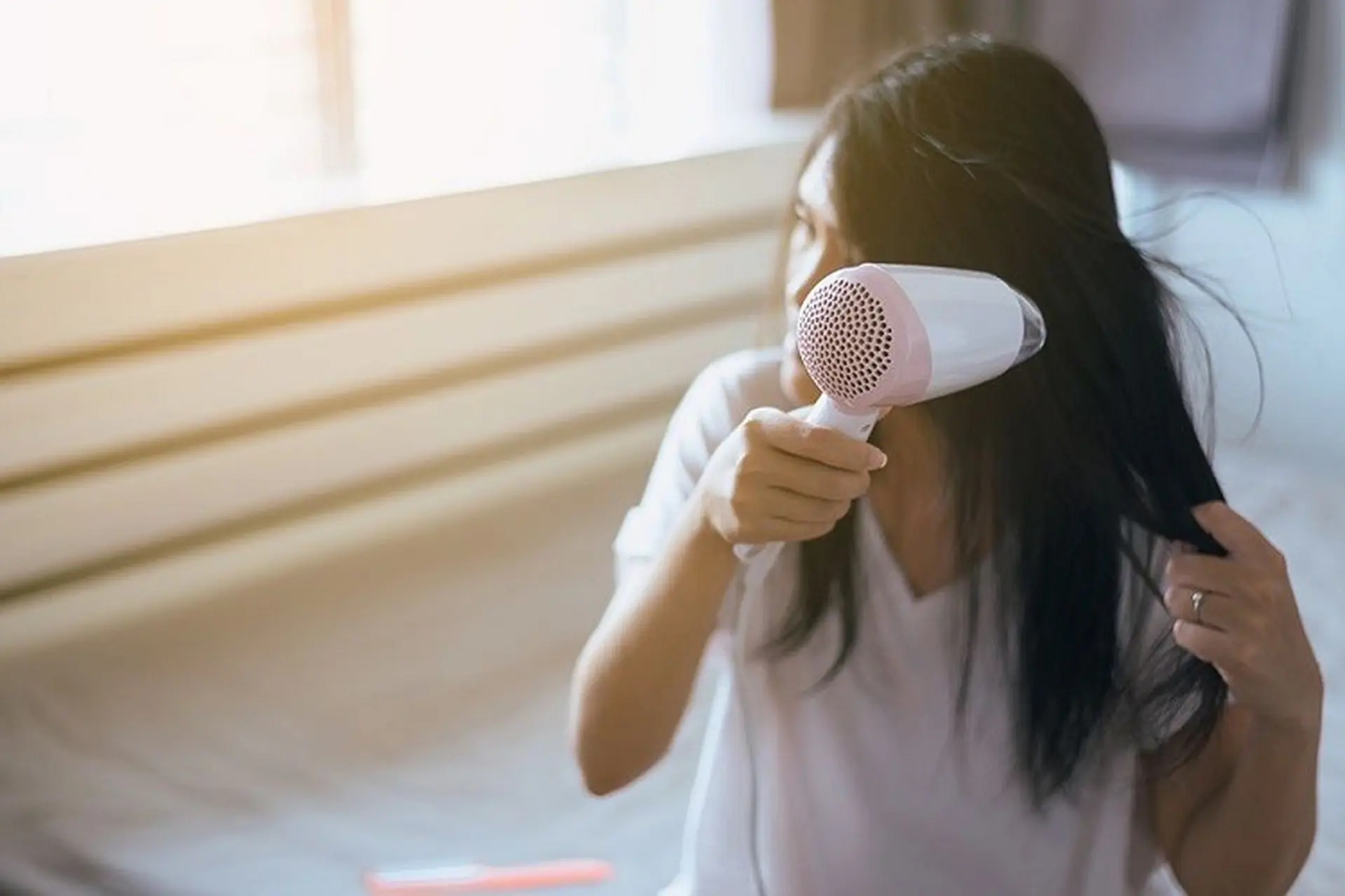 Nên dùng máy sấy tóc thế nào để không làm hại tóc?