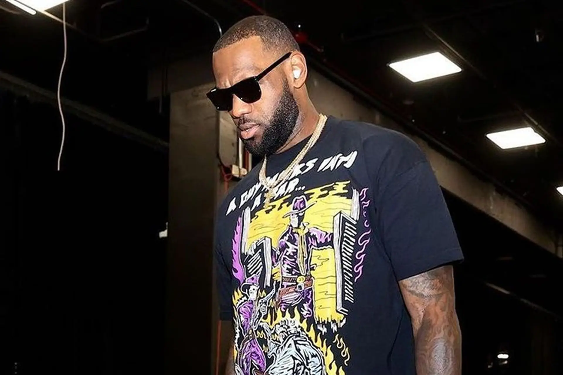 LeBron James đeo tai nghe được cho là Beats Studio Buds sắp tới của Apple