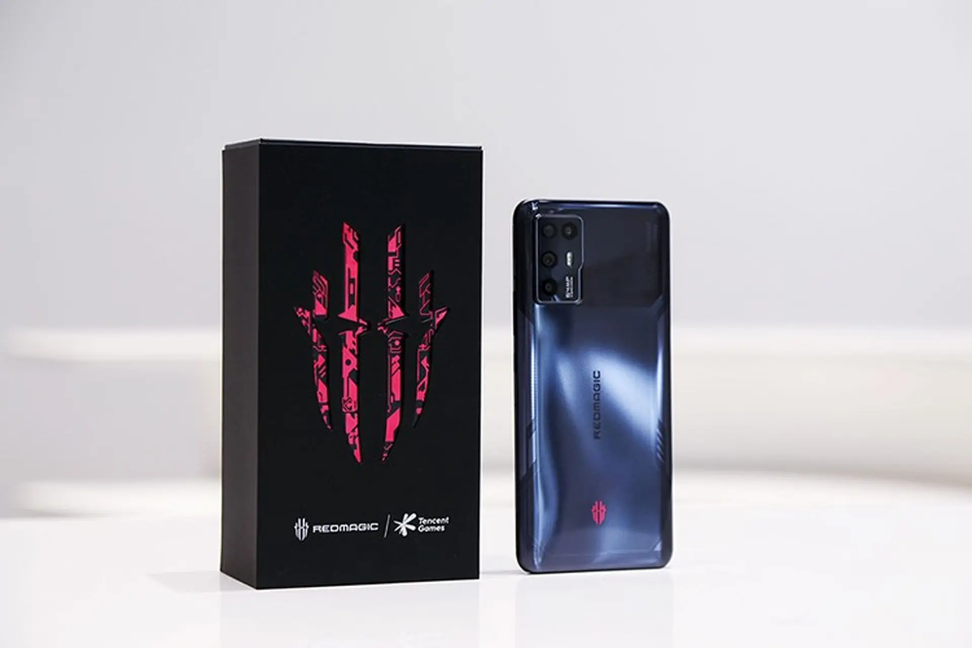 Trên tay RedMagic 6R: Smartphone chơi game mỏng nhất thế giới