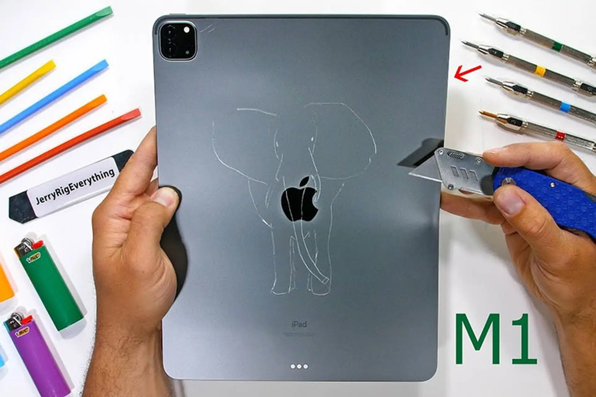 Xót xa trước màn tra tấn iPad Pro 12.9 2021 bằng dao, hơ lửa và bẻ cong