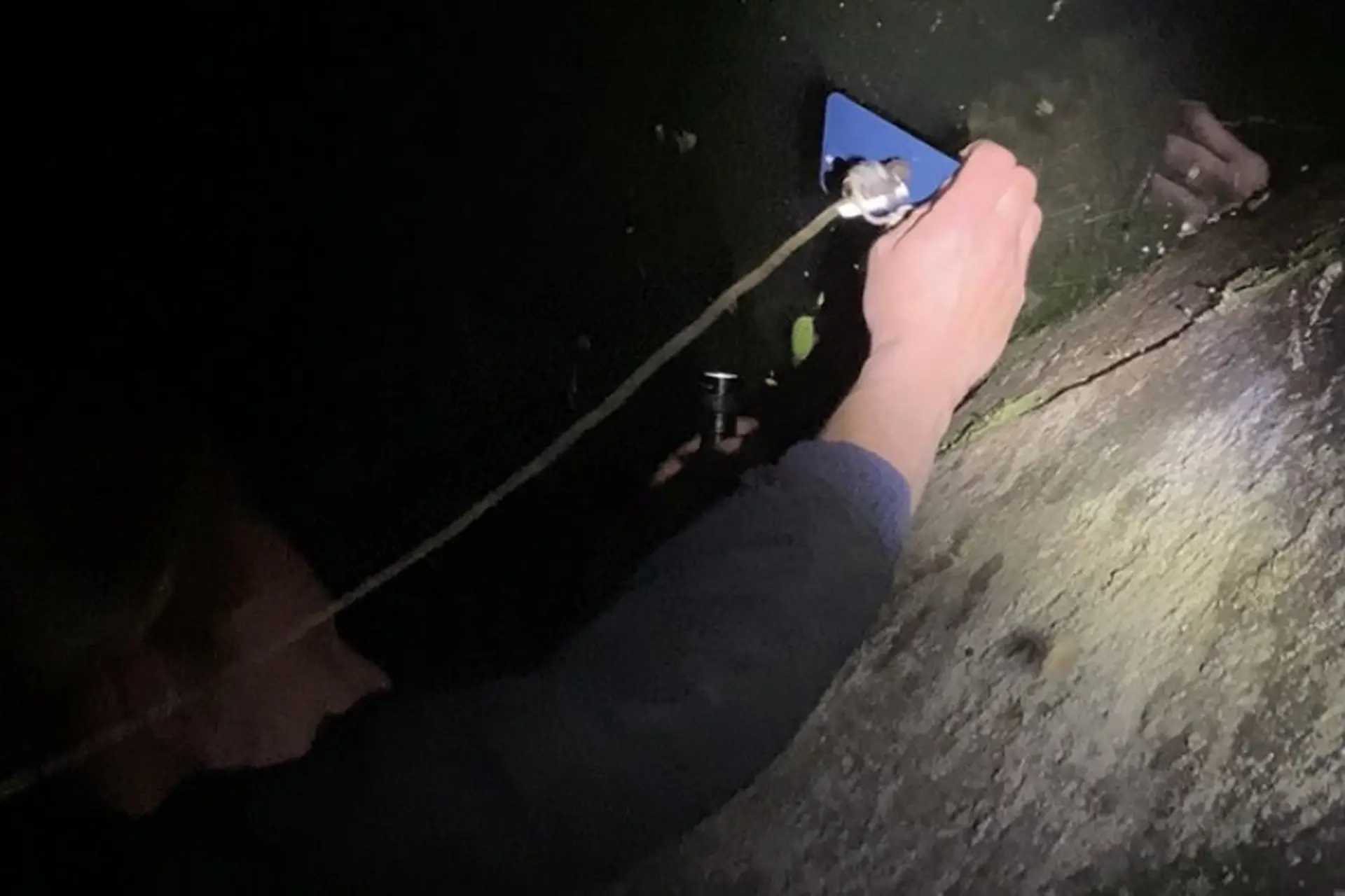 Nhờ MagSafe, một người đàn ông đã tìm thấy chiếc iPhone 12 Pro bị rớt xuống kênh nước