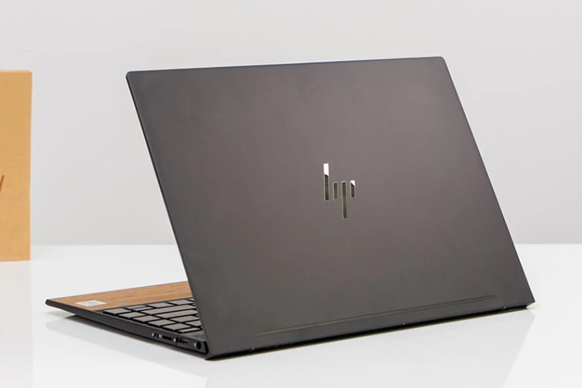 TOP 4 mẫu laptop màn hình 13 inch siêu nhỏ gọn nên mua nhất hiện nay