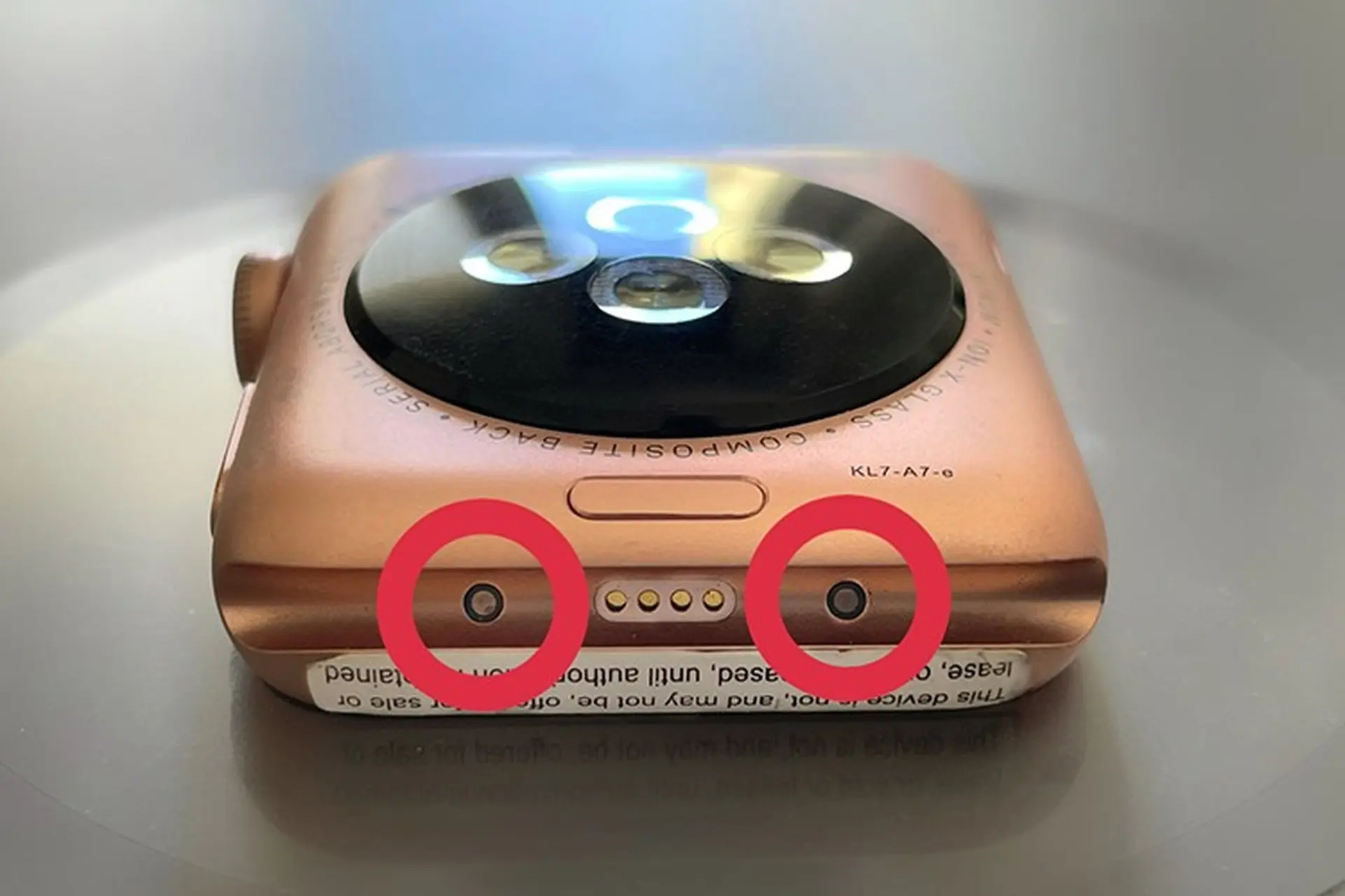 Rò rỉ nguyên mẫu Apple Watch series 3 hỗ trợ Smart Connector, có thể cho phép theo dõi huyết áp