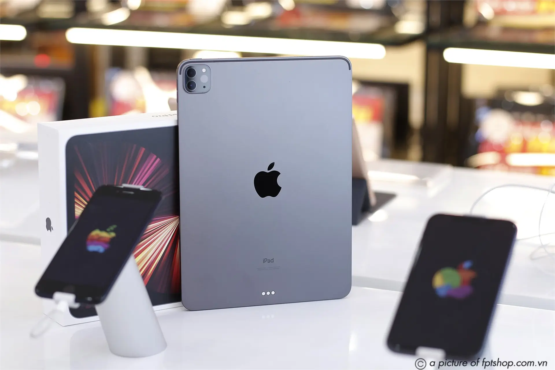 FPT Shop tiên phong mở bán sản phẩm Apple chính hãng mới nhất, giao hàng tận nhà miễn phí