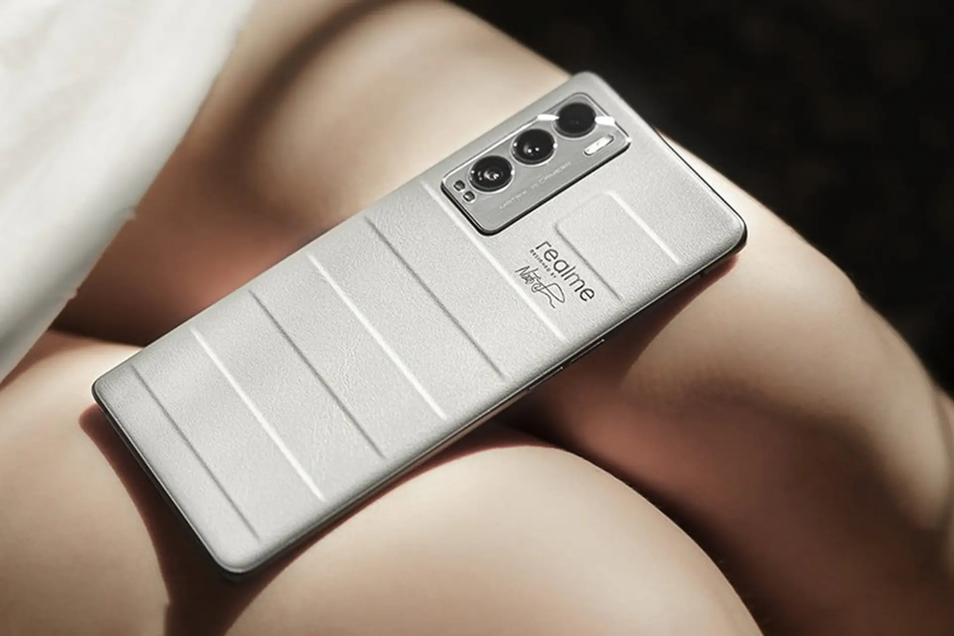 Trên tay Realme GT Master Edition: Mặt lưng da, màn cong 120Hz, giá chỉ 8.5 triệu
