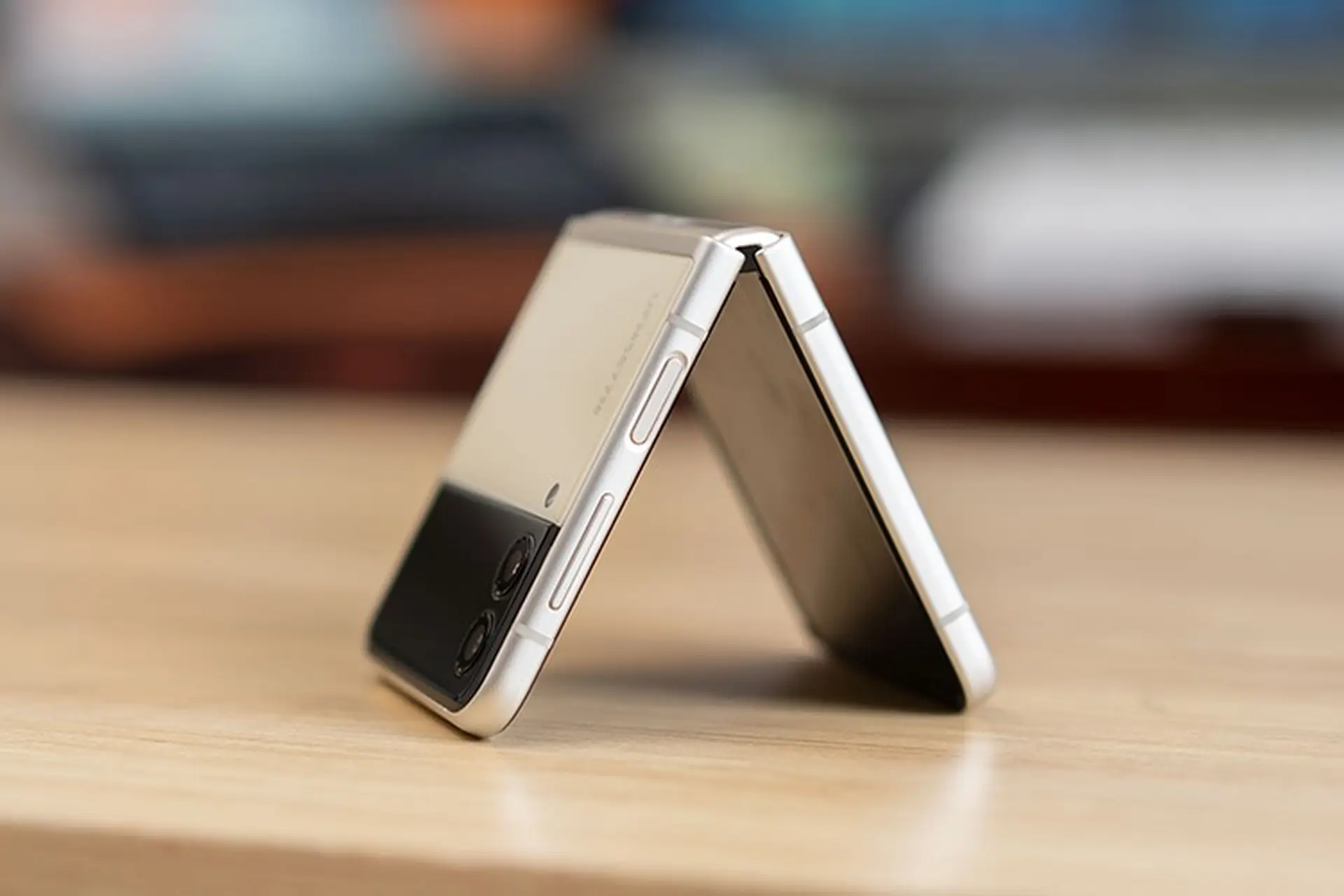 Trên tay Samsung Galaxy Z Flip3 5G: Nhỏ gọn, thời trang và mạnh mẽ