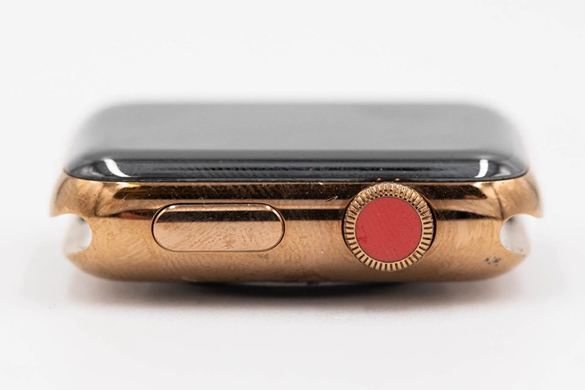 Xuất hiện nguyên mẫu Apple Watch series 2 có khung viền vàng và nút Crown màu đỏ