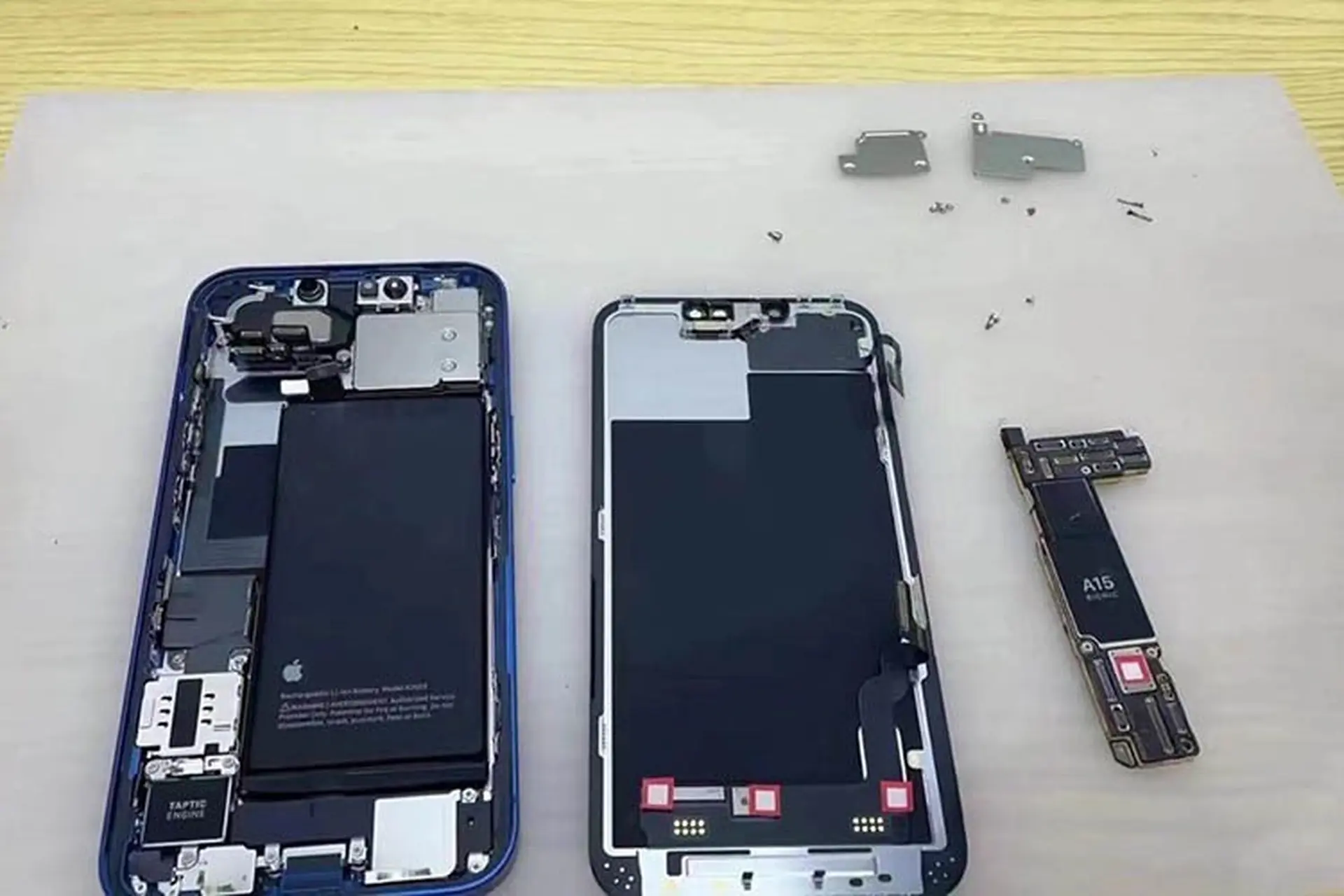 Vừa ra mắt, iPhone 13 đã bị “mổ bụng” để khám phá “nội thất”