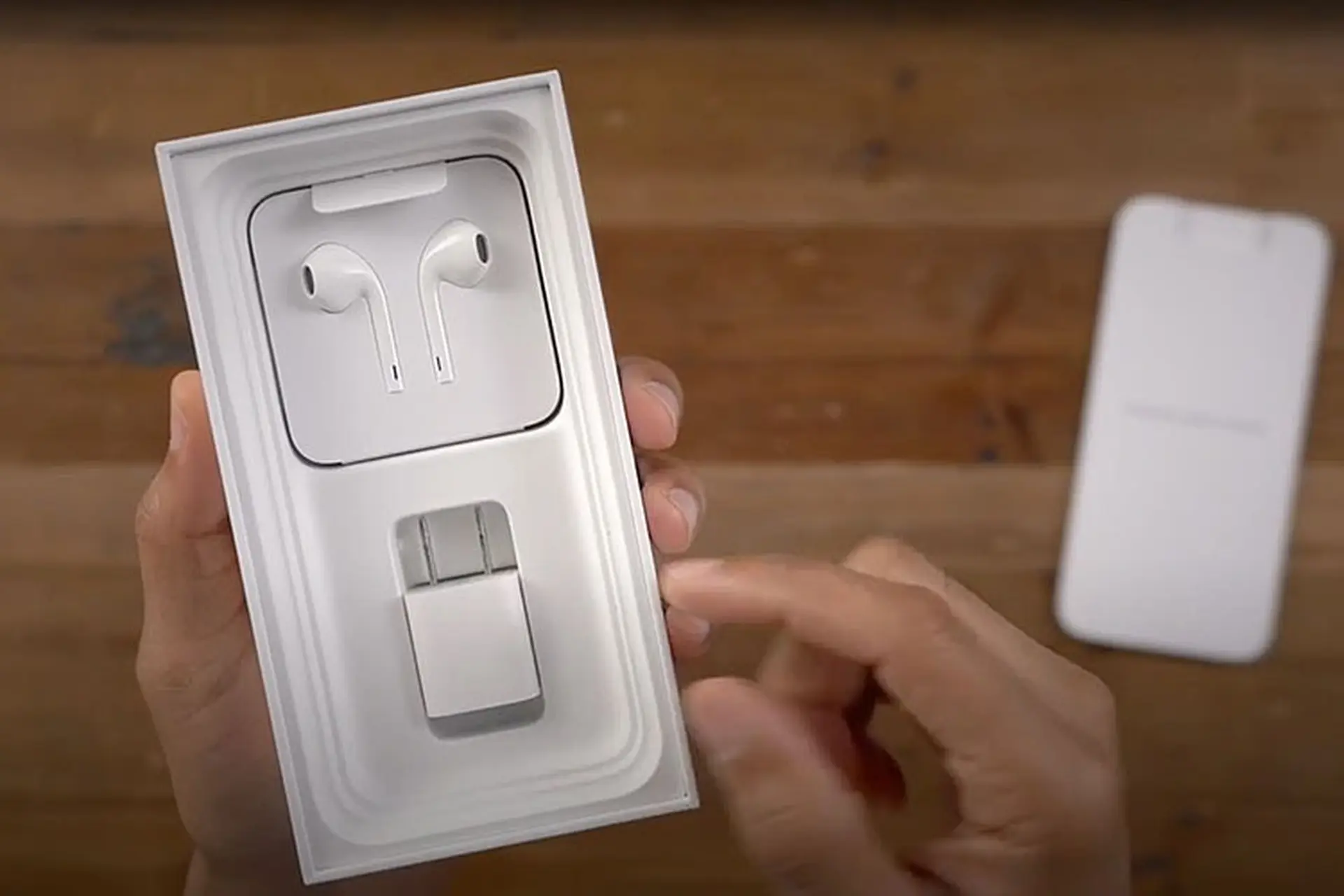 Apple có thể bị Brazil phạt một lần nữa vì không tặng củ sạc cho dòng iPhone 13