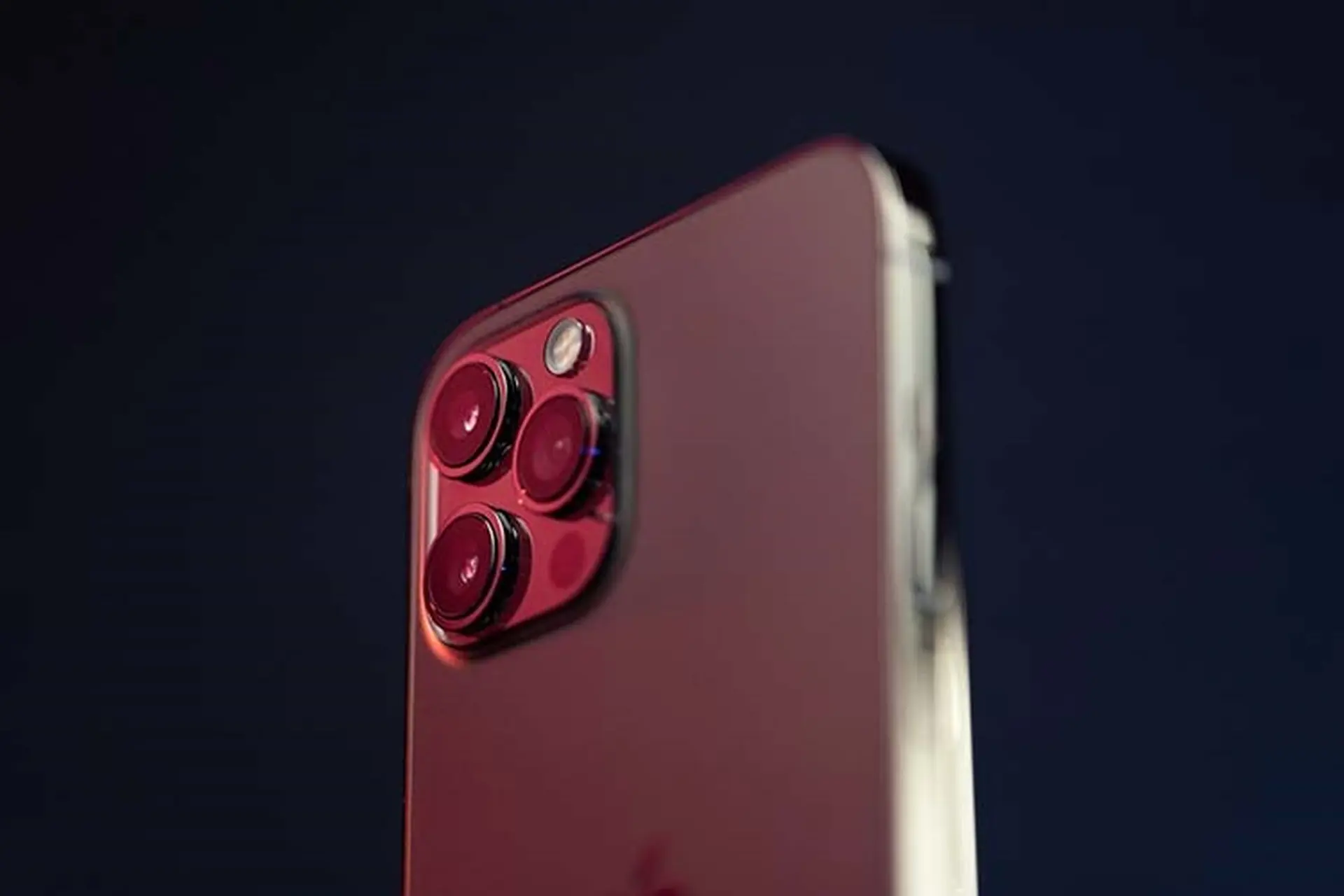 Apple bị phạt 19 triệu USD vì tiếp tục bán iPhone không tặng kèm sạc