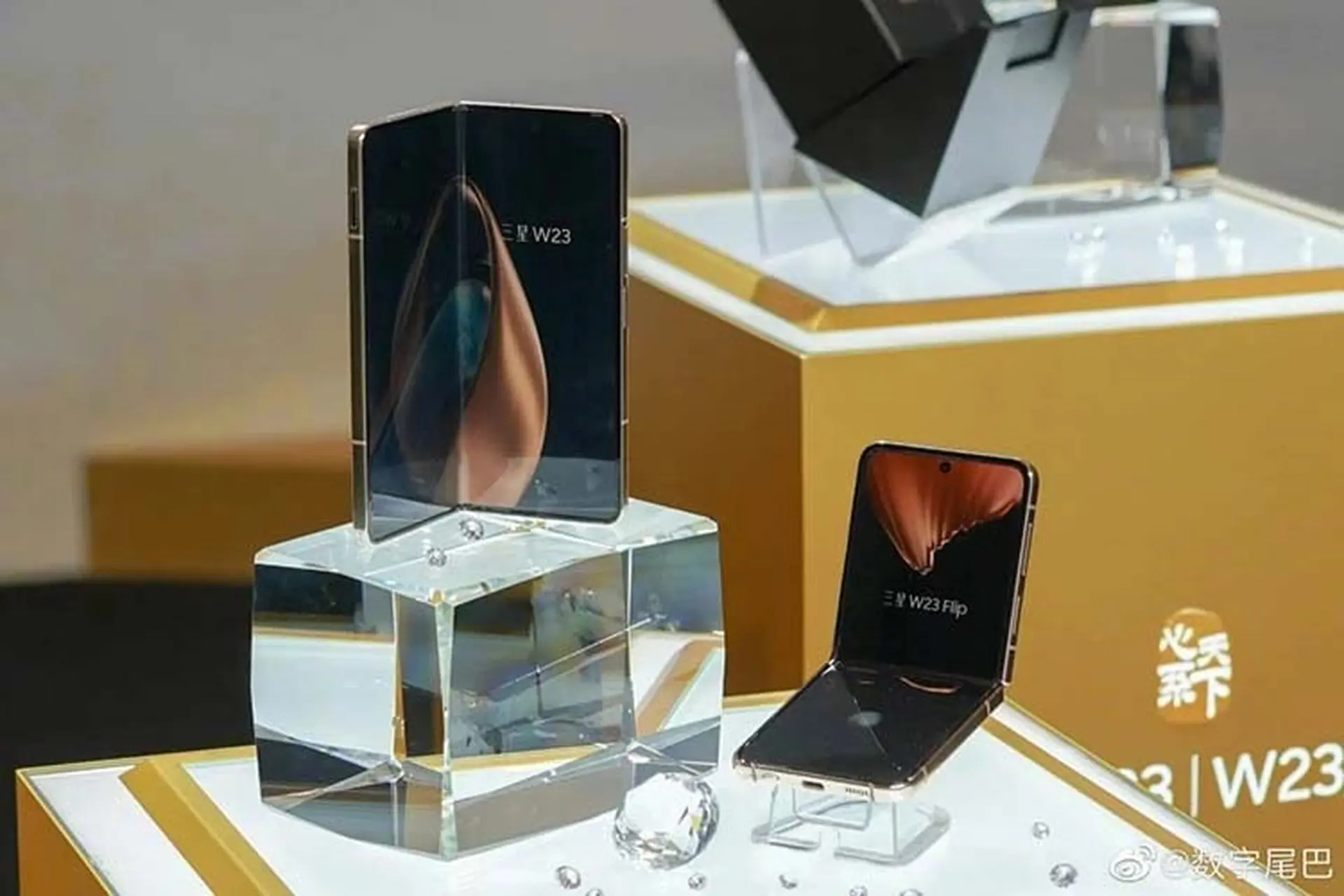 Samsung W23 và W23 Flip ra mắt với chip Snapdragon 8+ Gen 1, RAM 12GB
