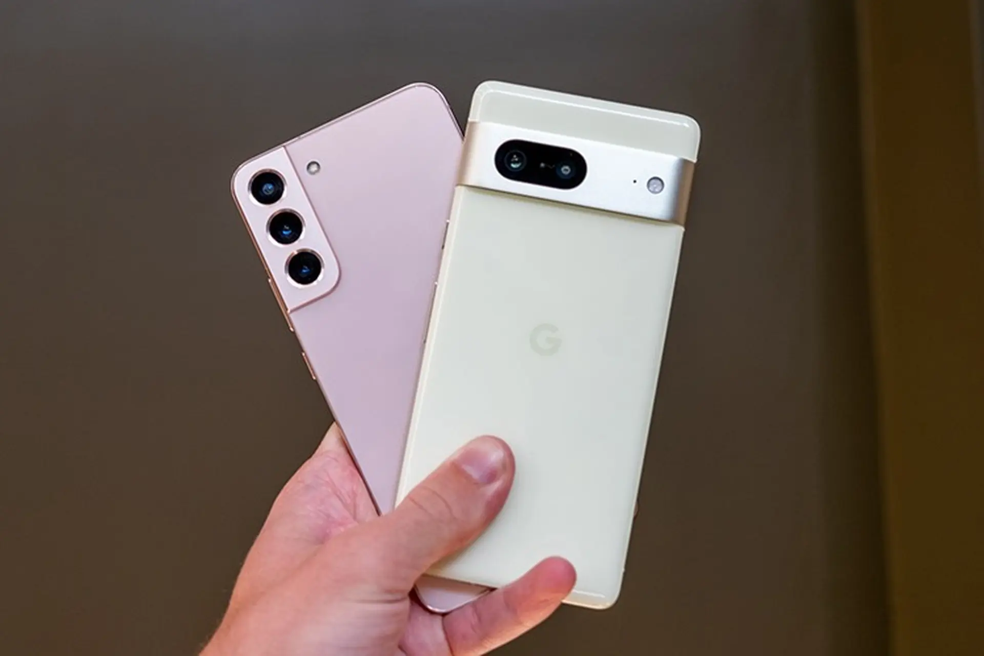 So sánh Samsung Galaxy S22 và Google Pixel 7: Mua smartphone nào hợp lý hơn?