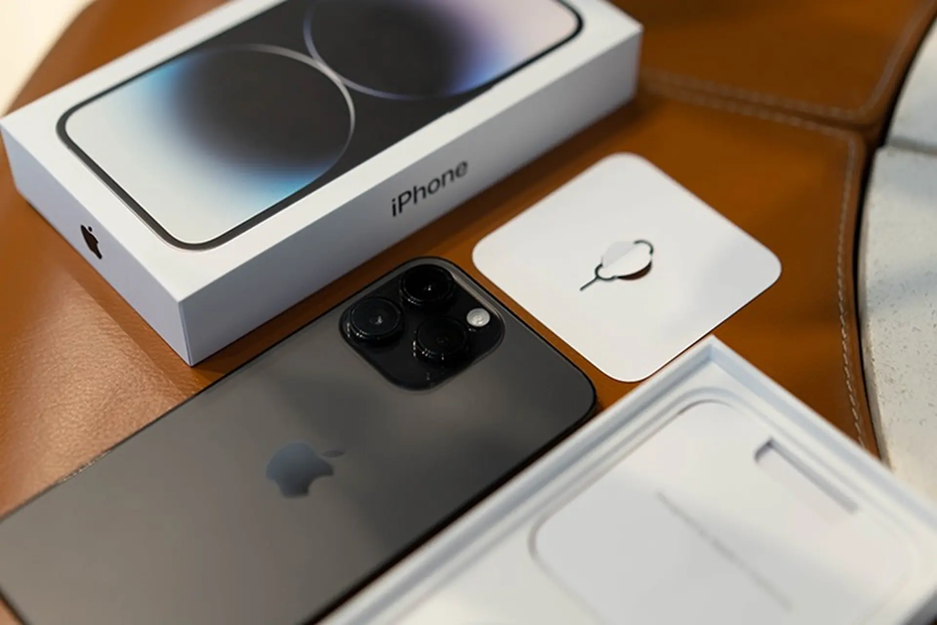 Trên tay iPhone 14 Pro màu Đen: Vẻ đẹp của sự trầm mặc và lịch lãm