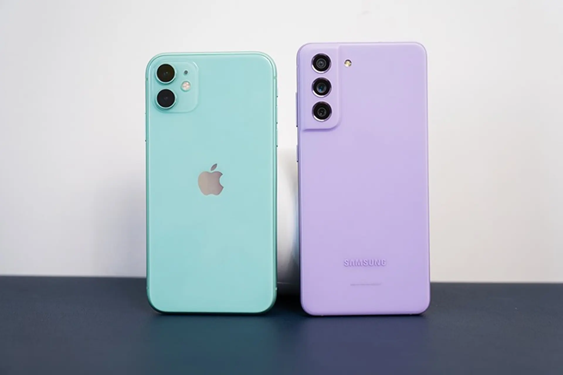 Nên mua Apple iPhone 11 hay Samsung Galaxy S21 FE hợp lý hơn?