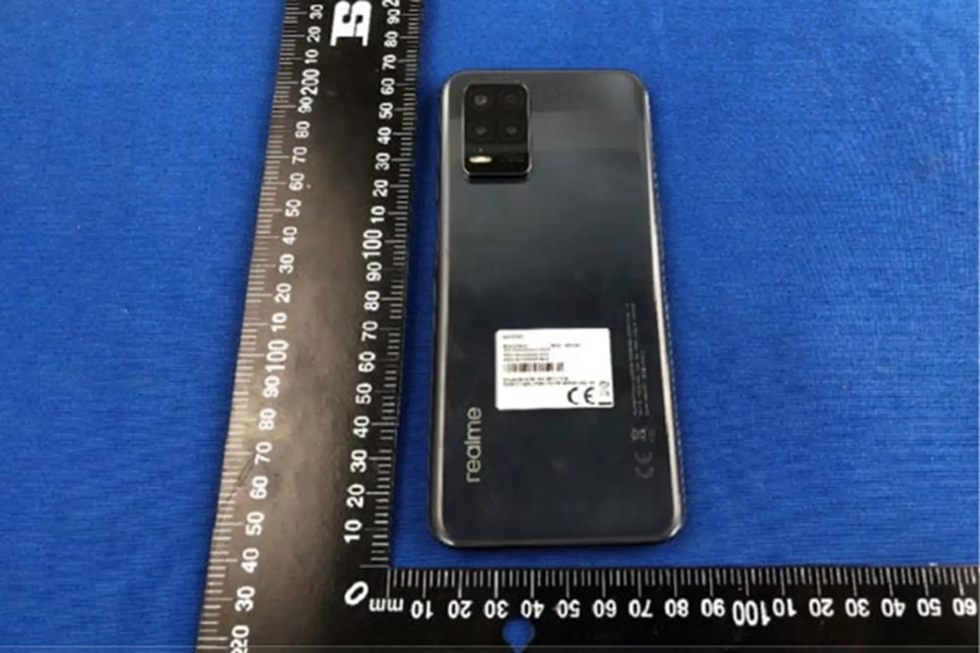 Thiết kế Realme 9 5G lộ diện rõ nét trong loạt ảnh thực tế mới