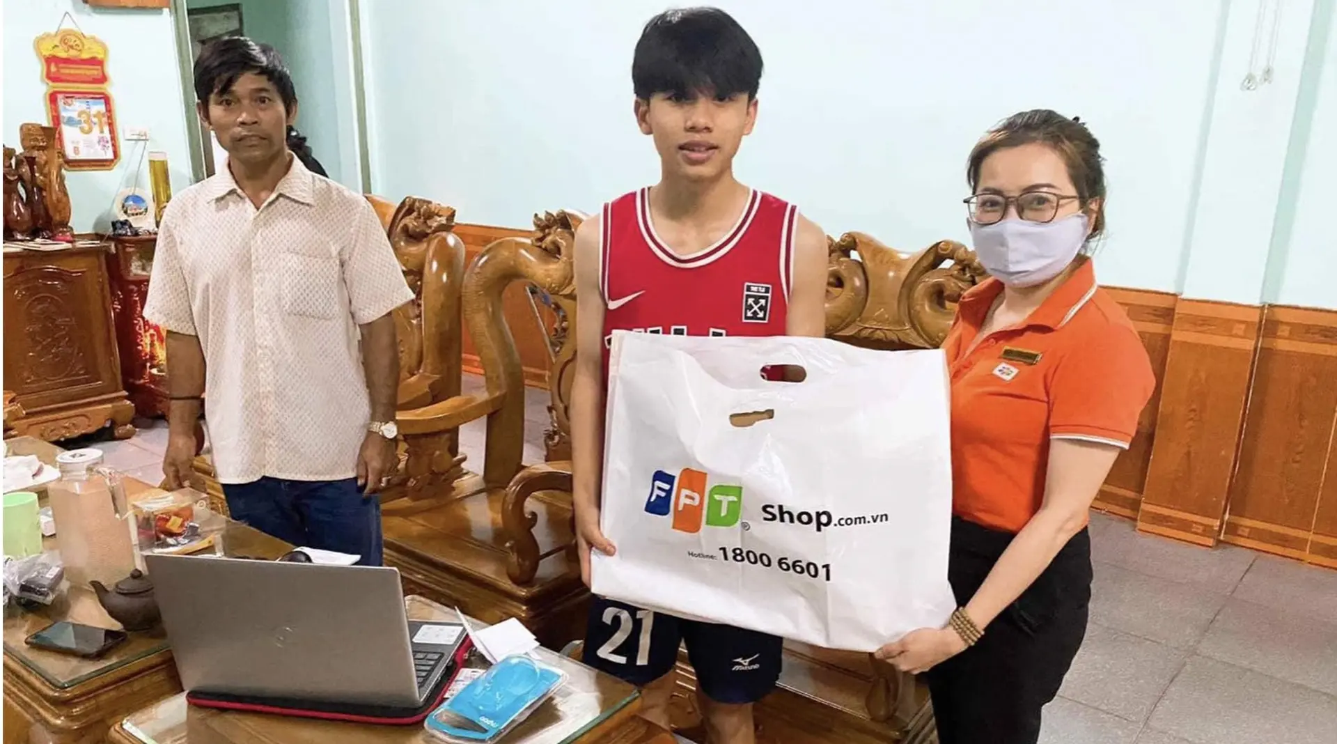 Trả góp 0% lãi suất khi mua laptop FPT Shop, hồ sơ được duyệt qua điện thoại