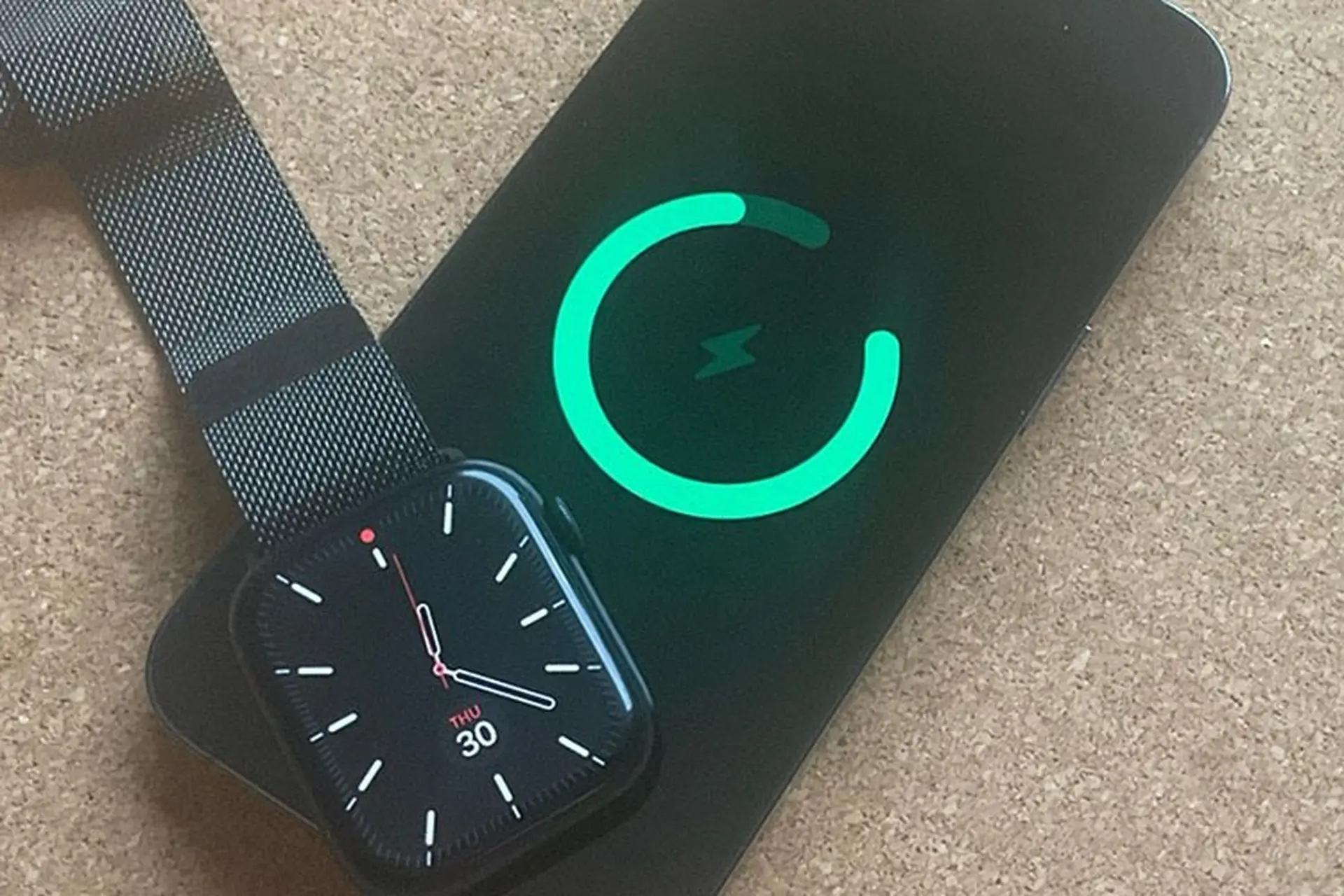 iPhone và iPad trong tương lai có thể sạc cho AirPods, Apple Watch bằng màn hình