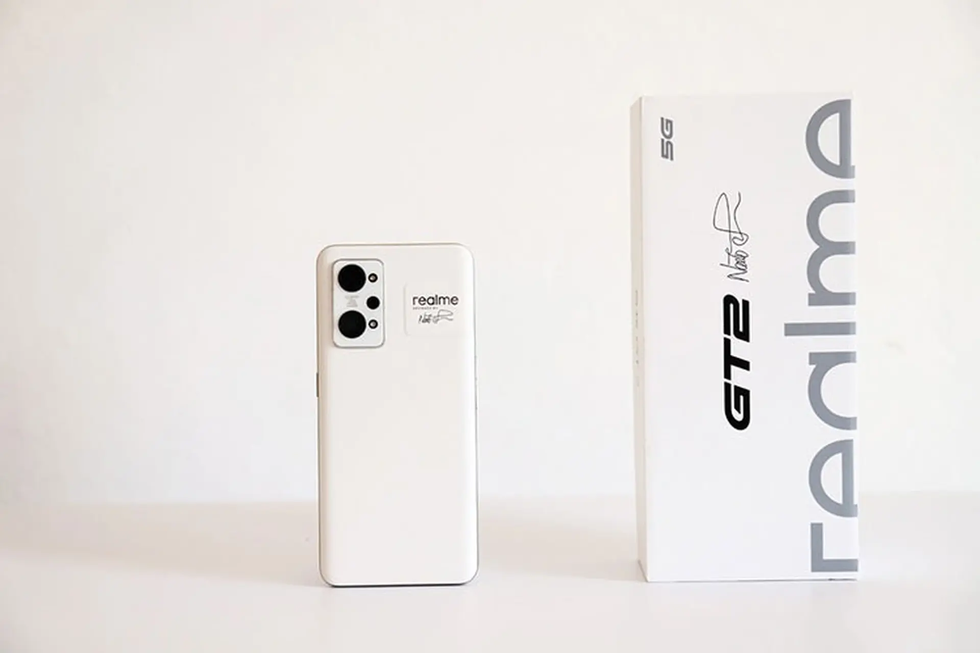 Trên tay Realme GT2: Snapdragon 888, mặt lưng polyme sinh học, màn OLED 120Hz, giá chỉ hơn 9 triệu