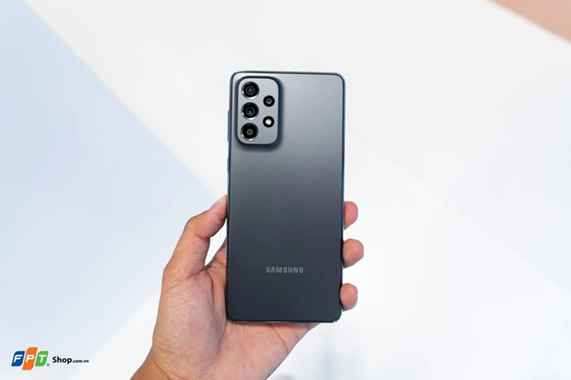 Trên tay Galaxy A73 5G: Smartphone tầm trung đầu tiên của Samsung có camera 108MP