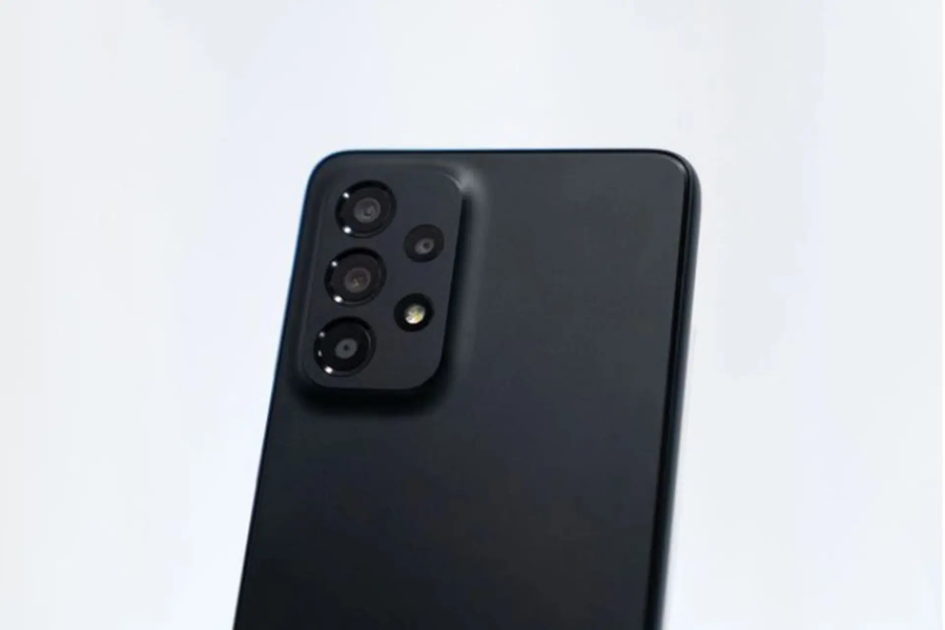 Samsung Galaxy A33 5G dẫn đầu danh sách smartphone tầm trung có camera tốt nhất 2022