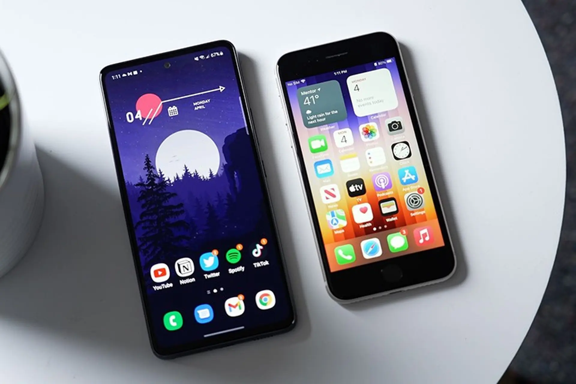 So sánh Samsung Galaxy A53 và Apple iPhone SE 2022: Nên mua điện thoại nào?