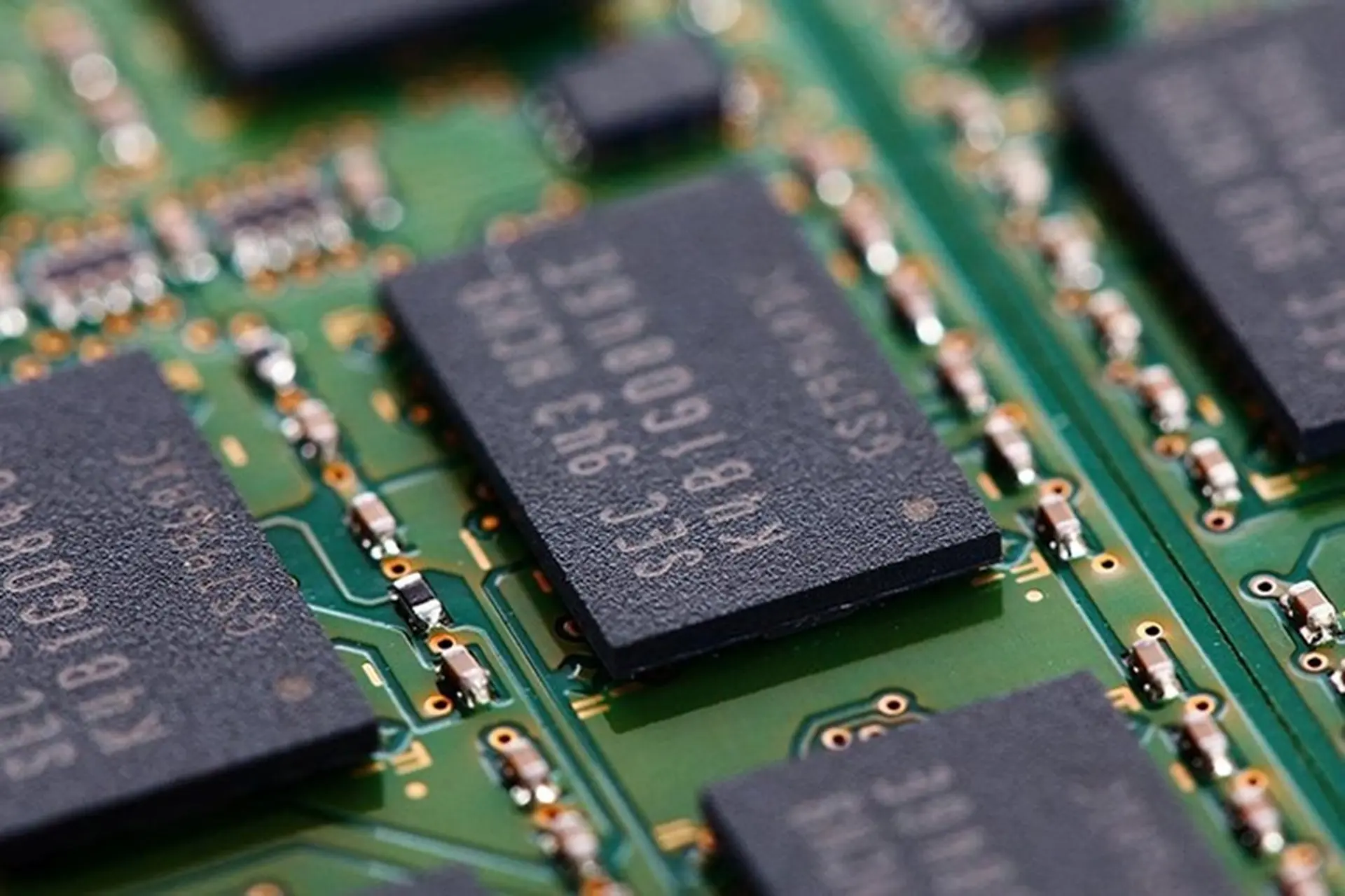 Nên nâng cấp RAM hay ổ cứng SSD sẽ tốt hơn cho máy tính?