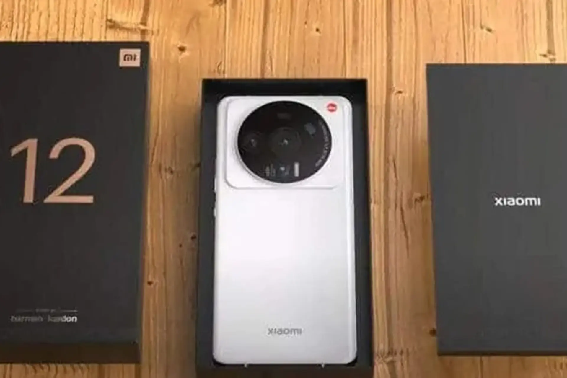 Rò rỉ hình ảnh thực tế Xiaomi 12 Ultra, xác nhận có cụm camera khủng