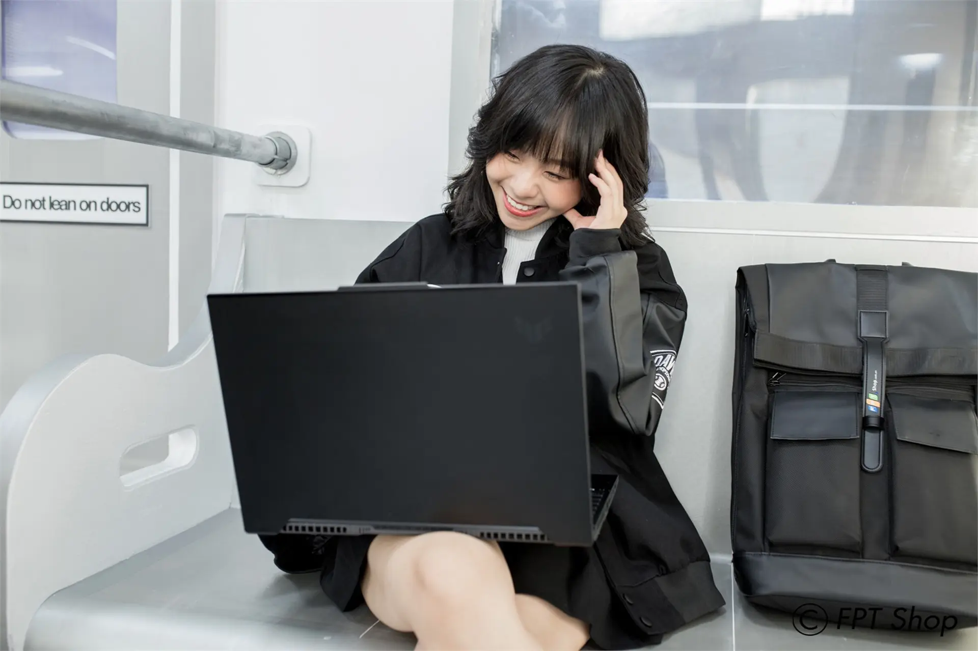  Ngày lương về, FPT Shop giảm giá laptop chính hãng đến 50%++ 